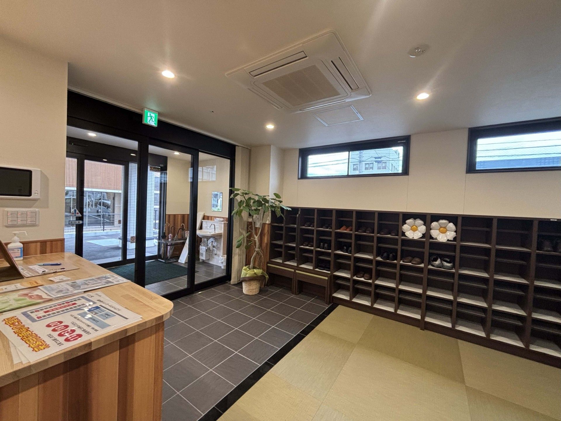靴箱と受付のあるエントランス