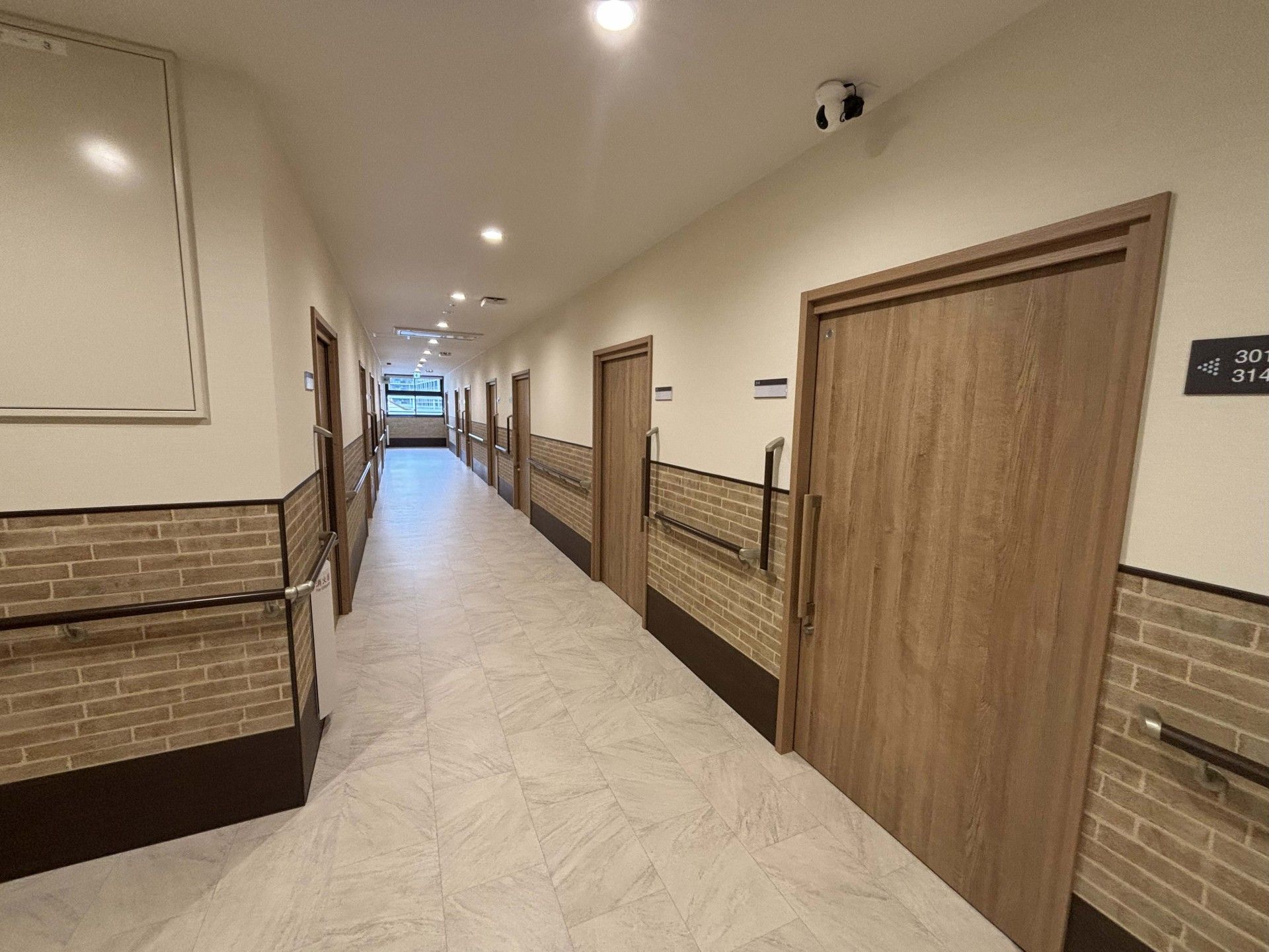 手すり付きの長い廊下