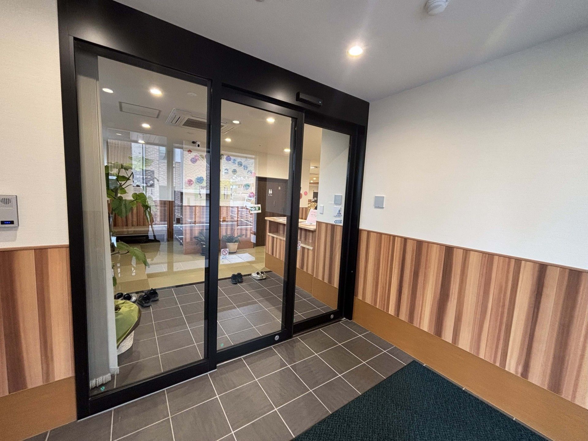 ガラス扉のエントランス