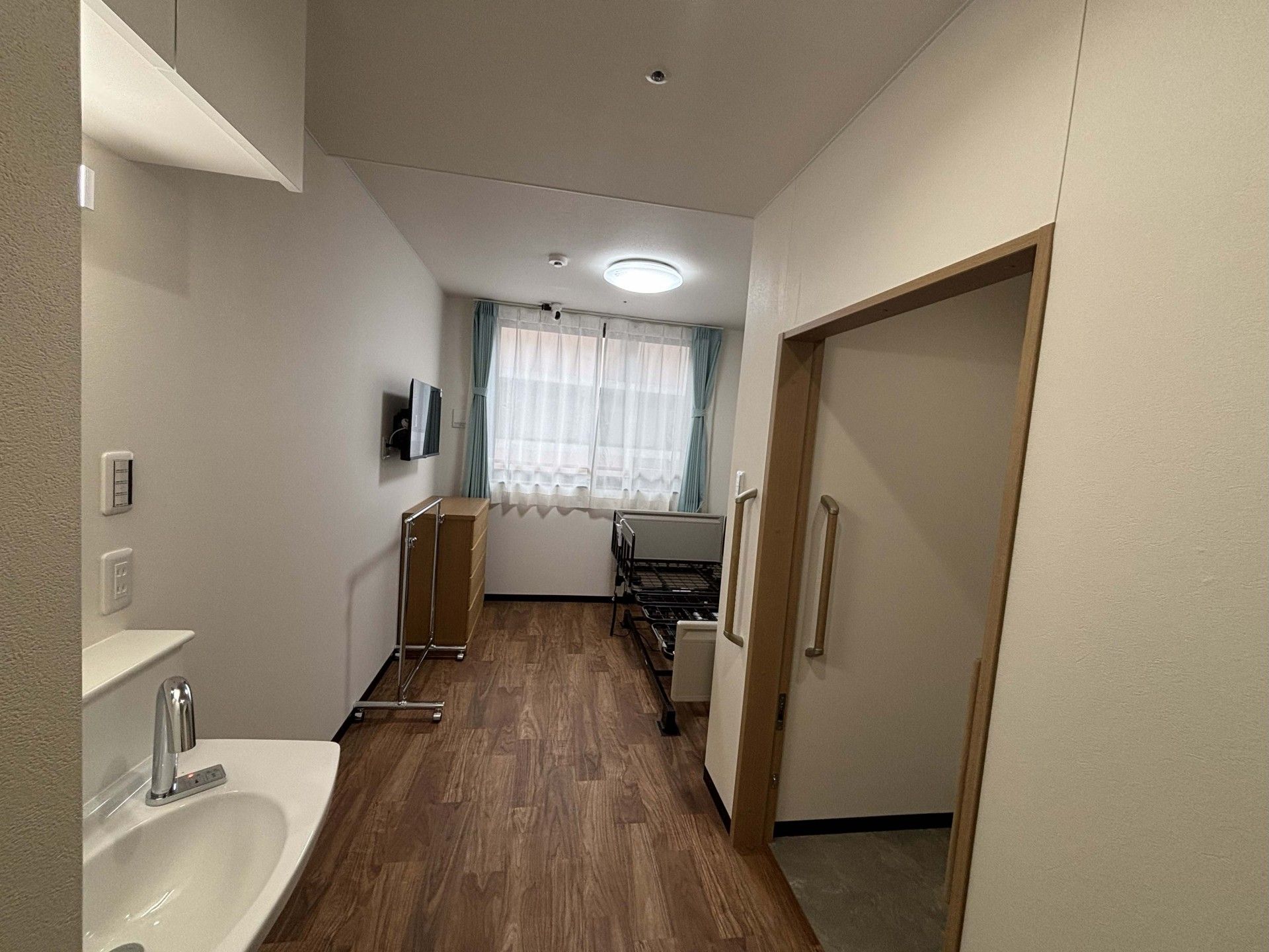 明るい個室の内部