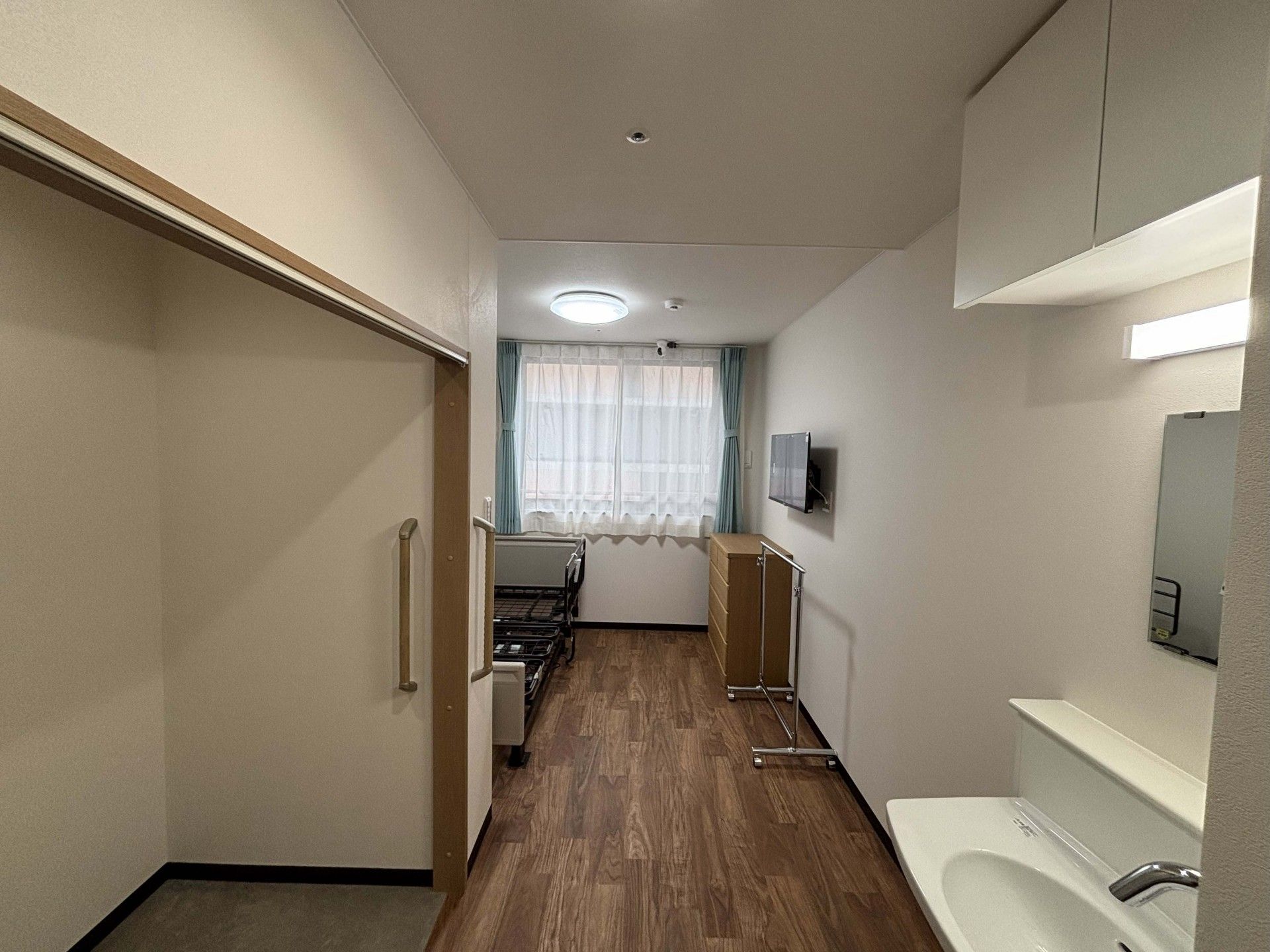 明るい個室の内部