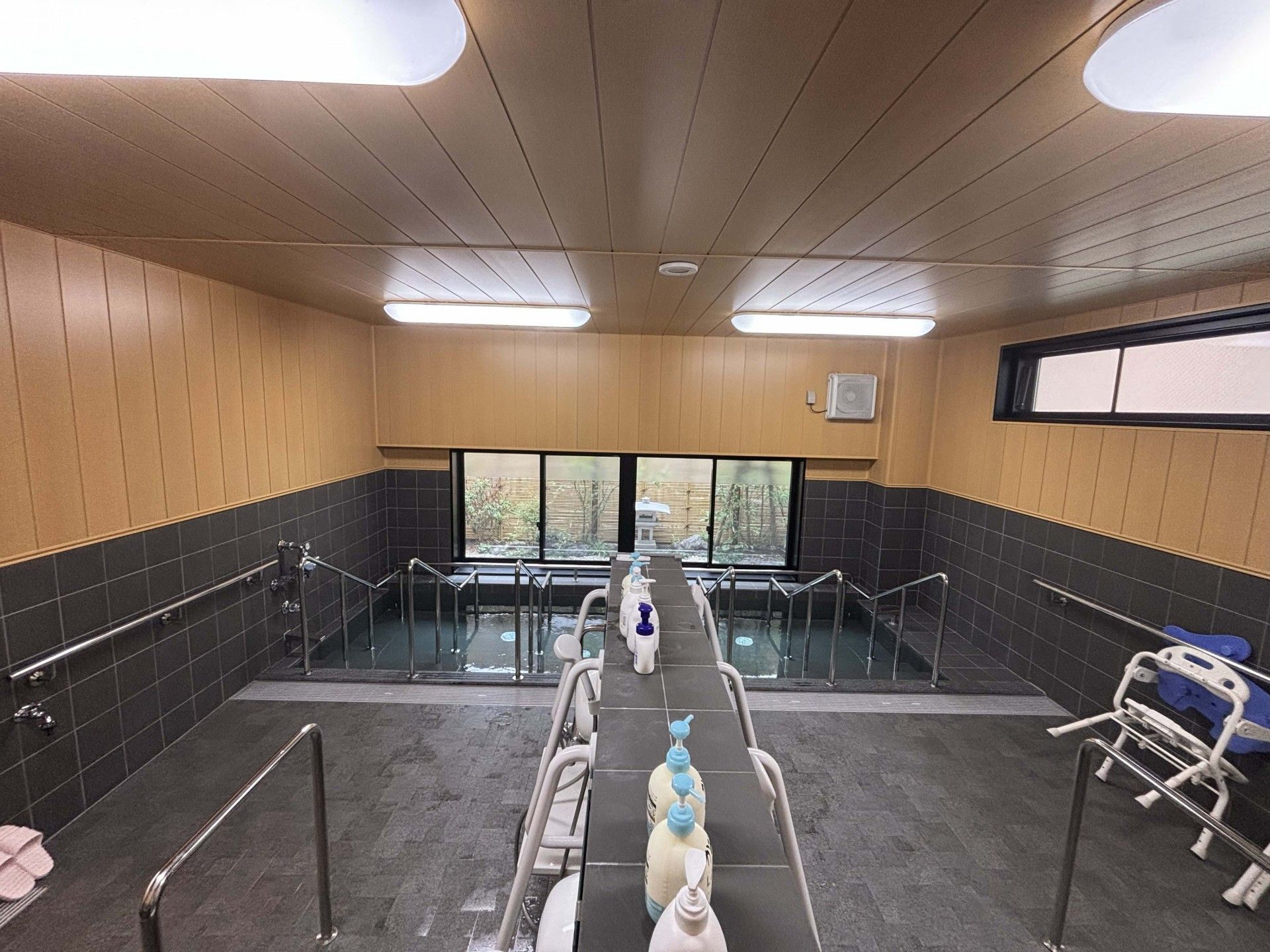 手すり付きの浴室