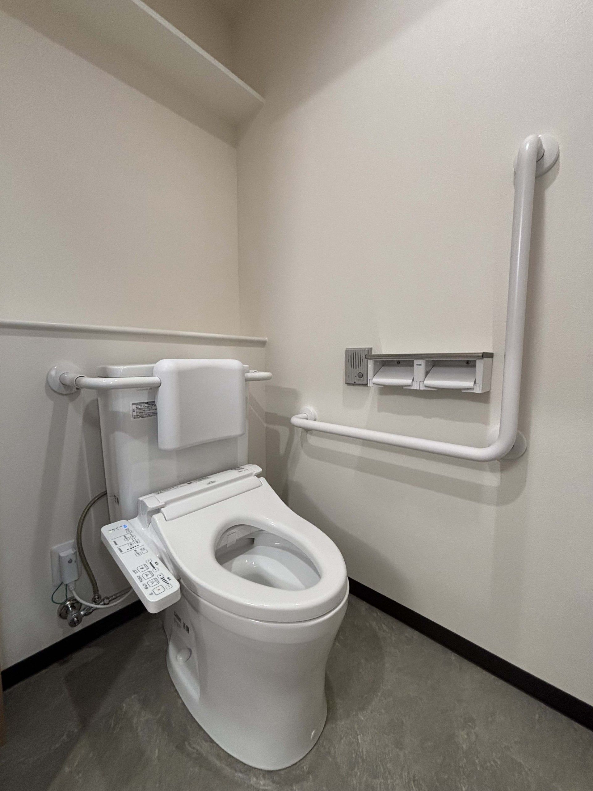手すり付きのトイレ
