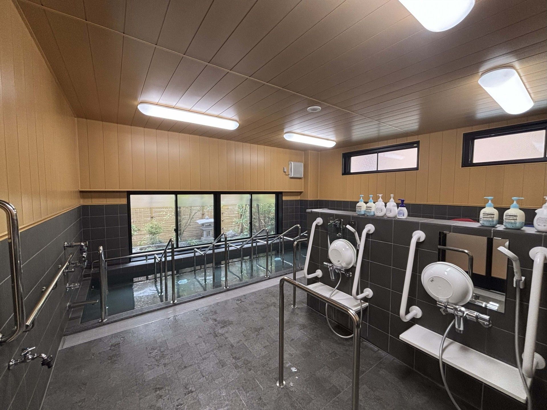 広々とした浴室