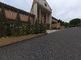 <br>
緑に囲まれた建物の外観
