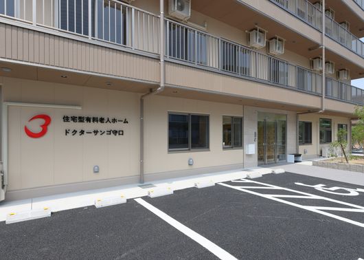 エントランスの花壇は、ご入居者様が手入れする癒しの空間です。