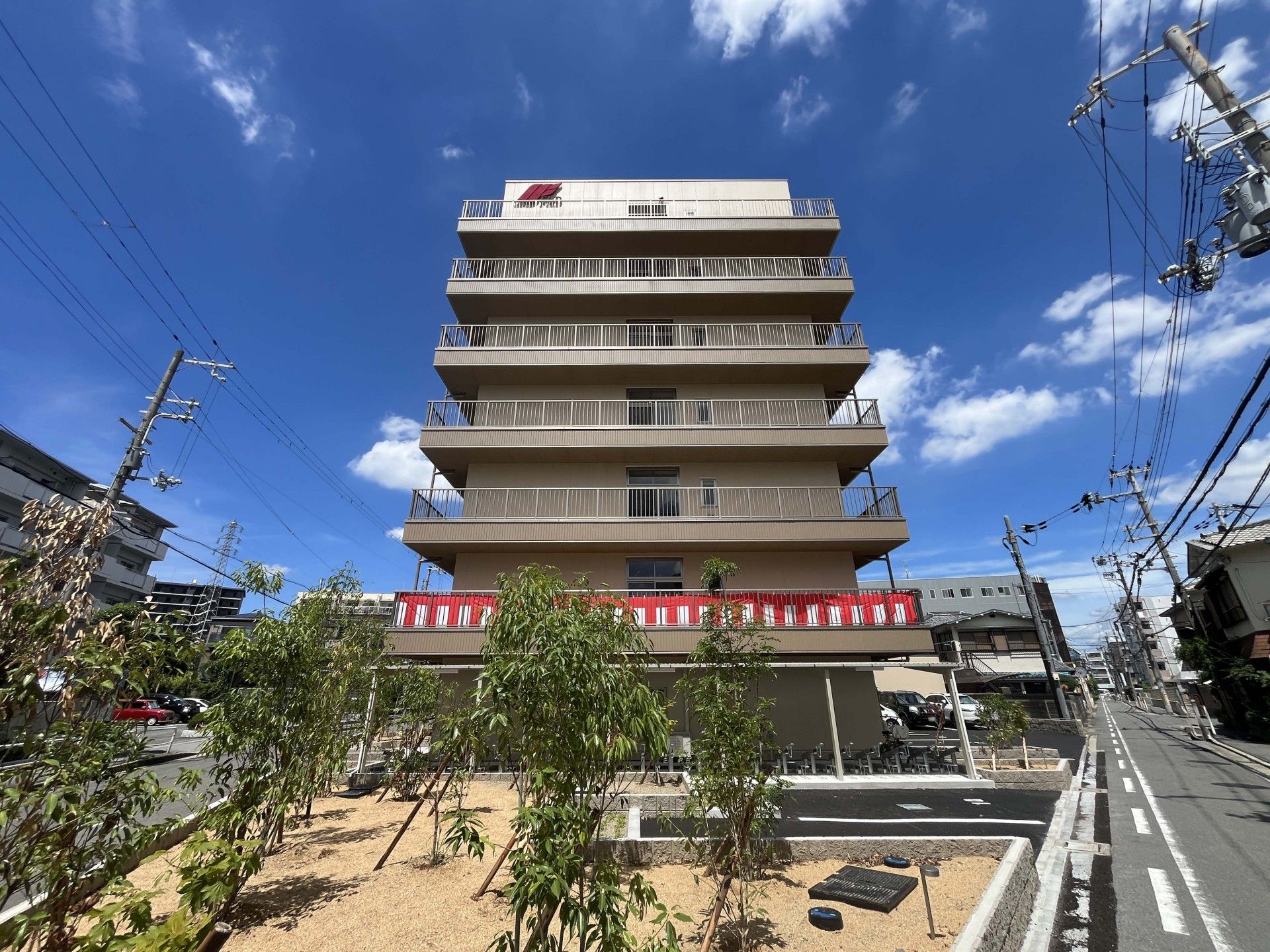 青空の下の建物外観