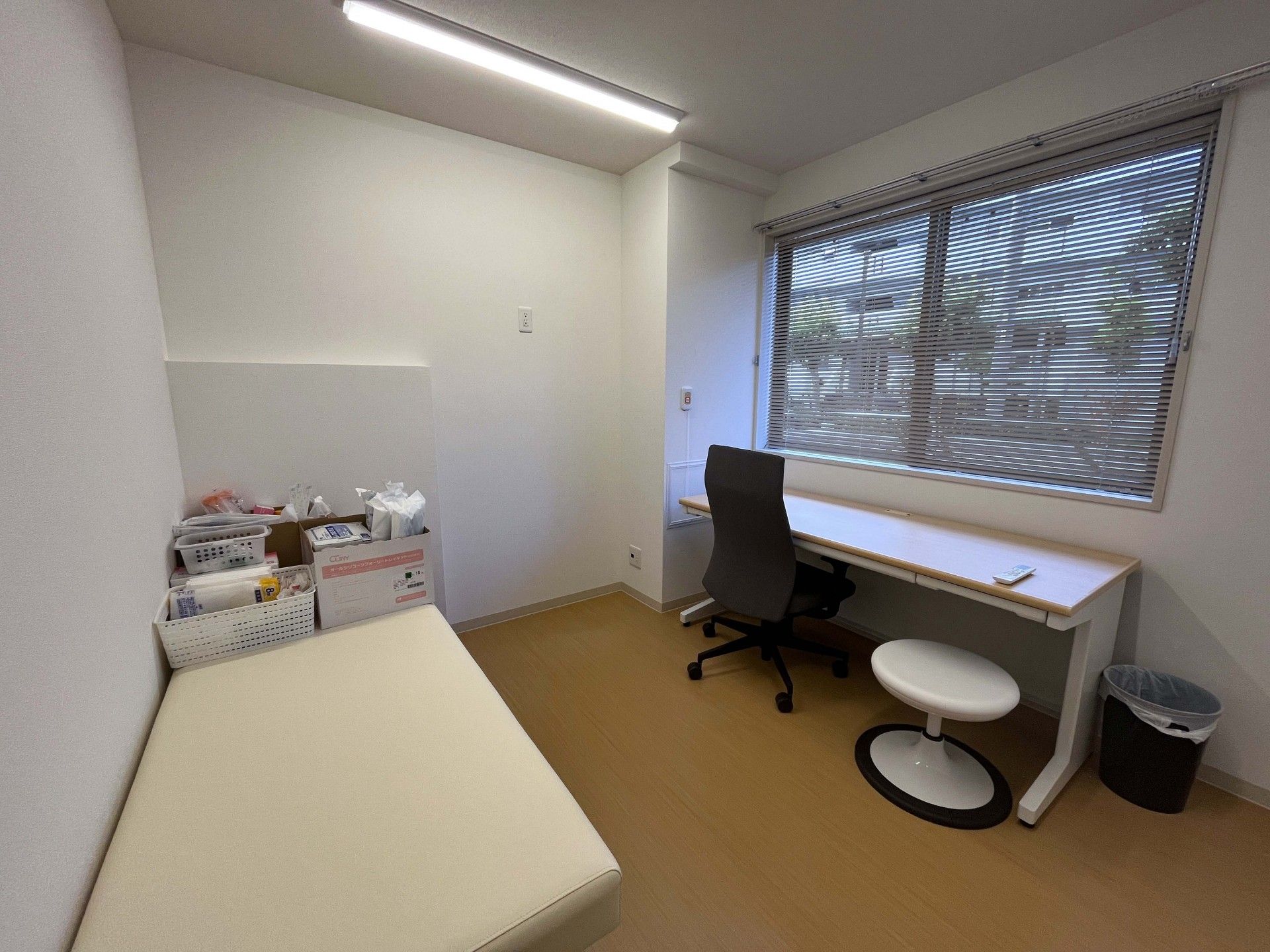 窓際の机と椅子の部屋