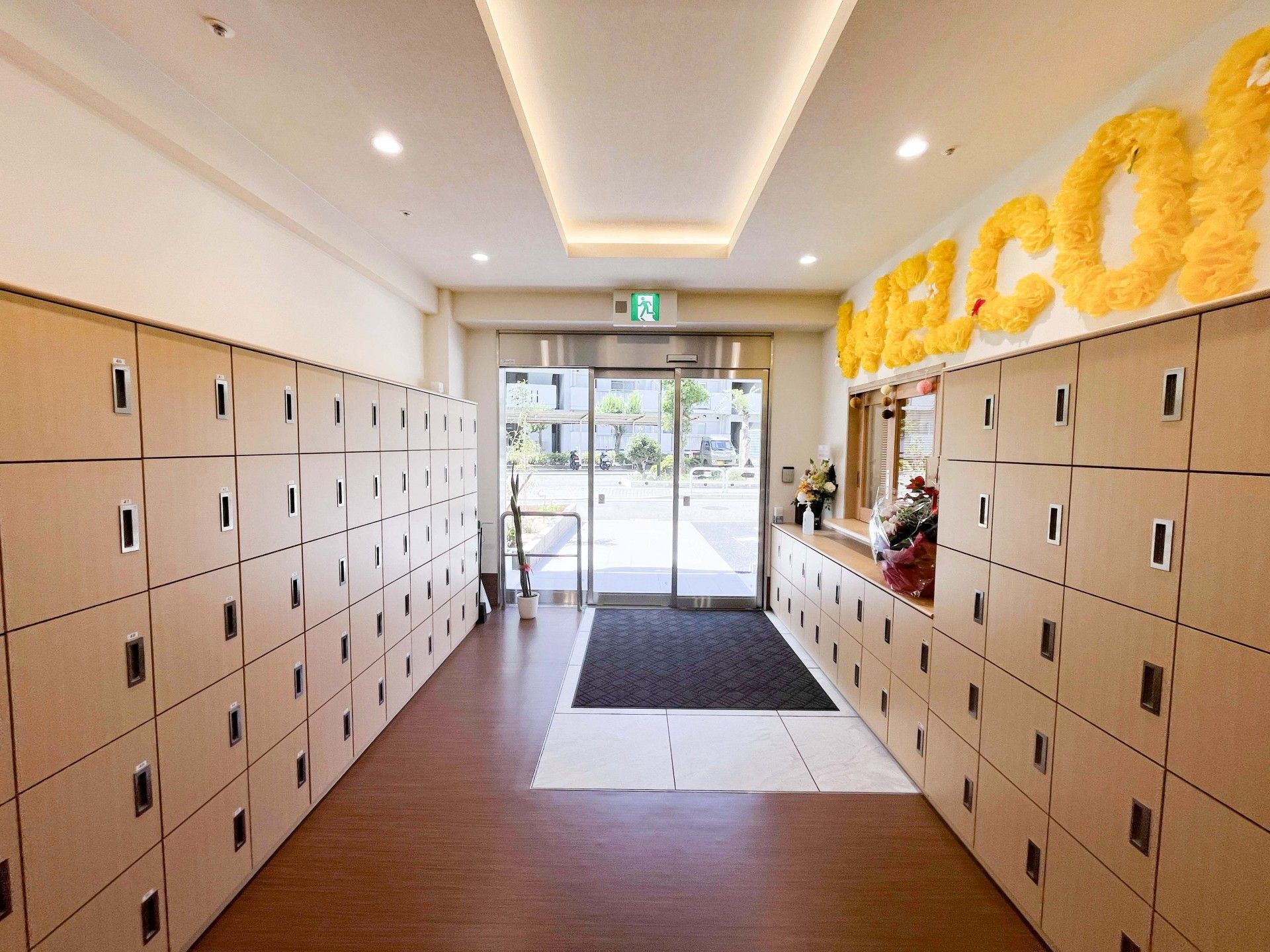 明るい玄関のロッカー