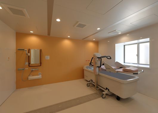 １階に２つの機械浴完備、寝たままの姿勢でも無理なくご入浴いただけます。