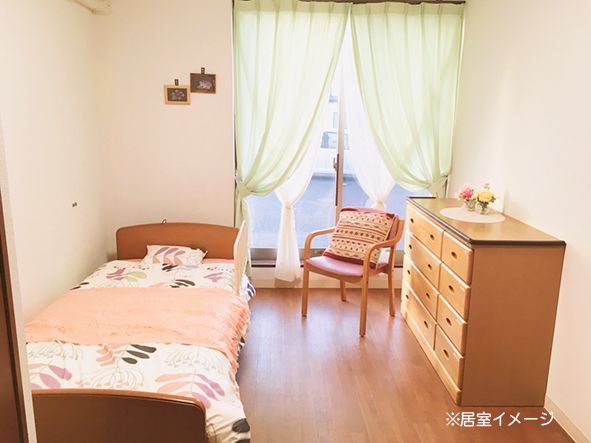 個人に割り当てられる居室。ベッド本体やエアコン、箪笥などある程度の家具は備え付けだがそれ以外は持ち込む必要がある。