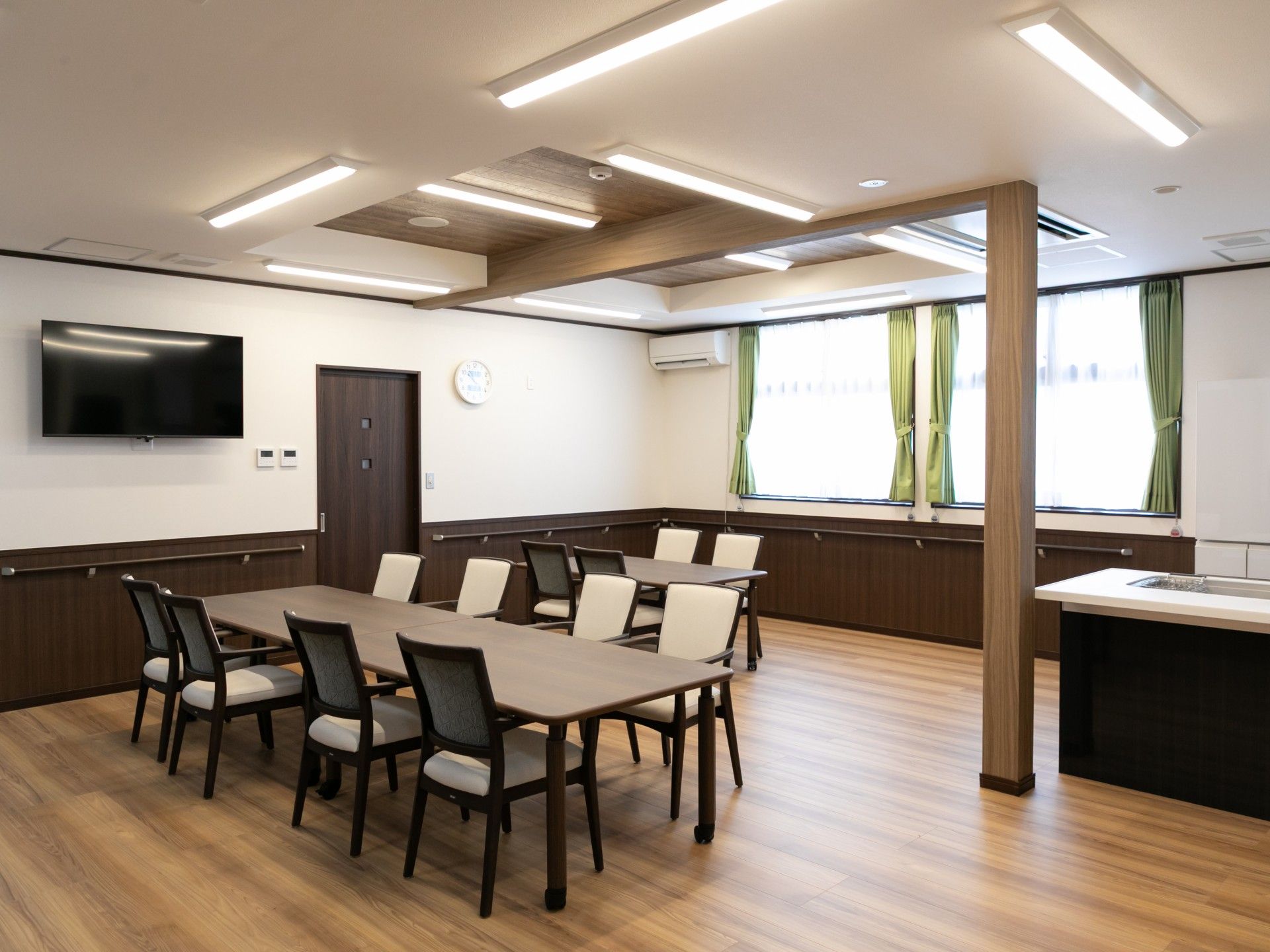 明るい食事スペース