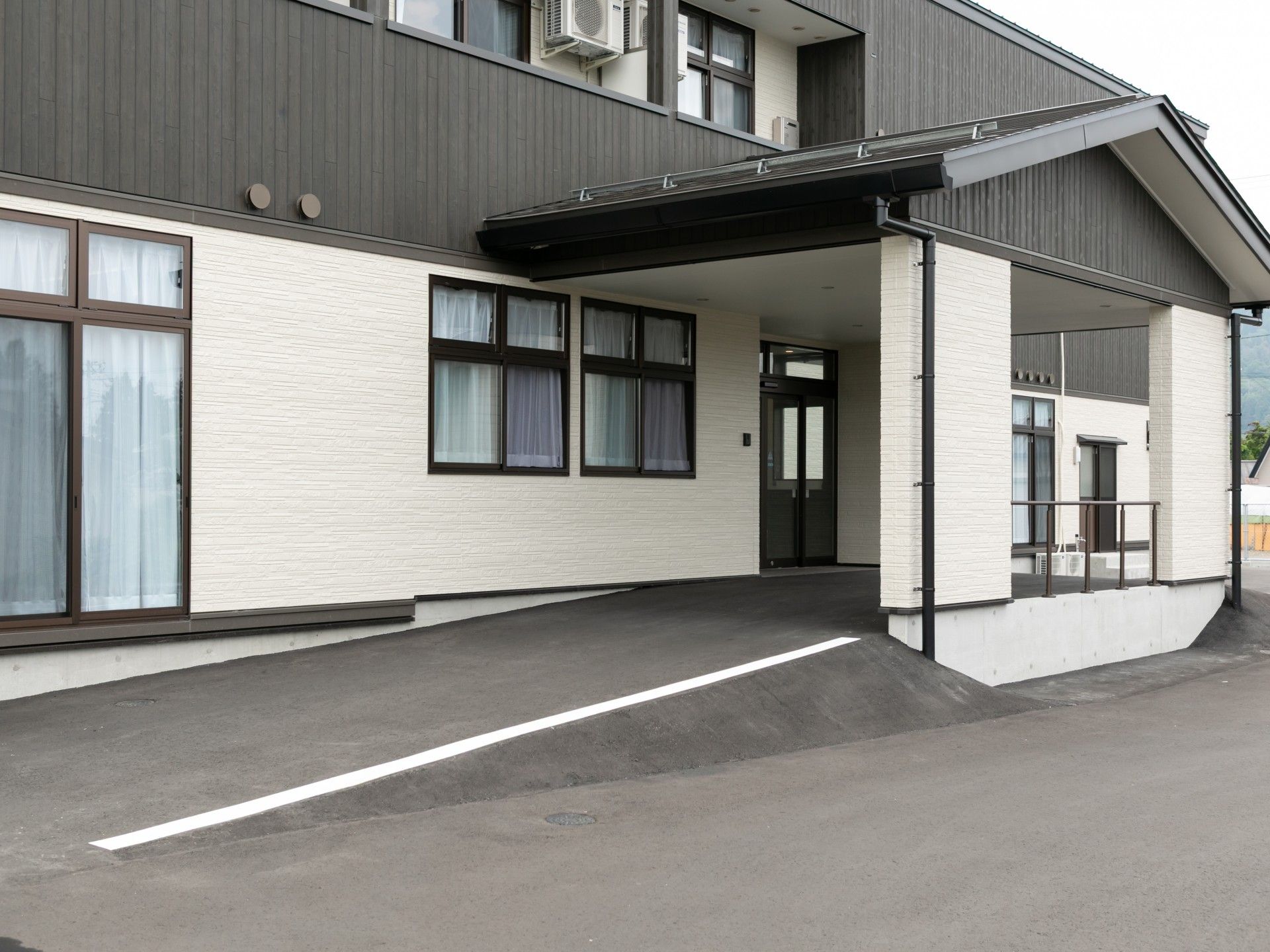 スロープ付きの玄関