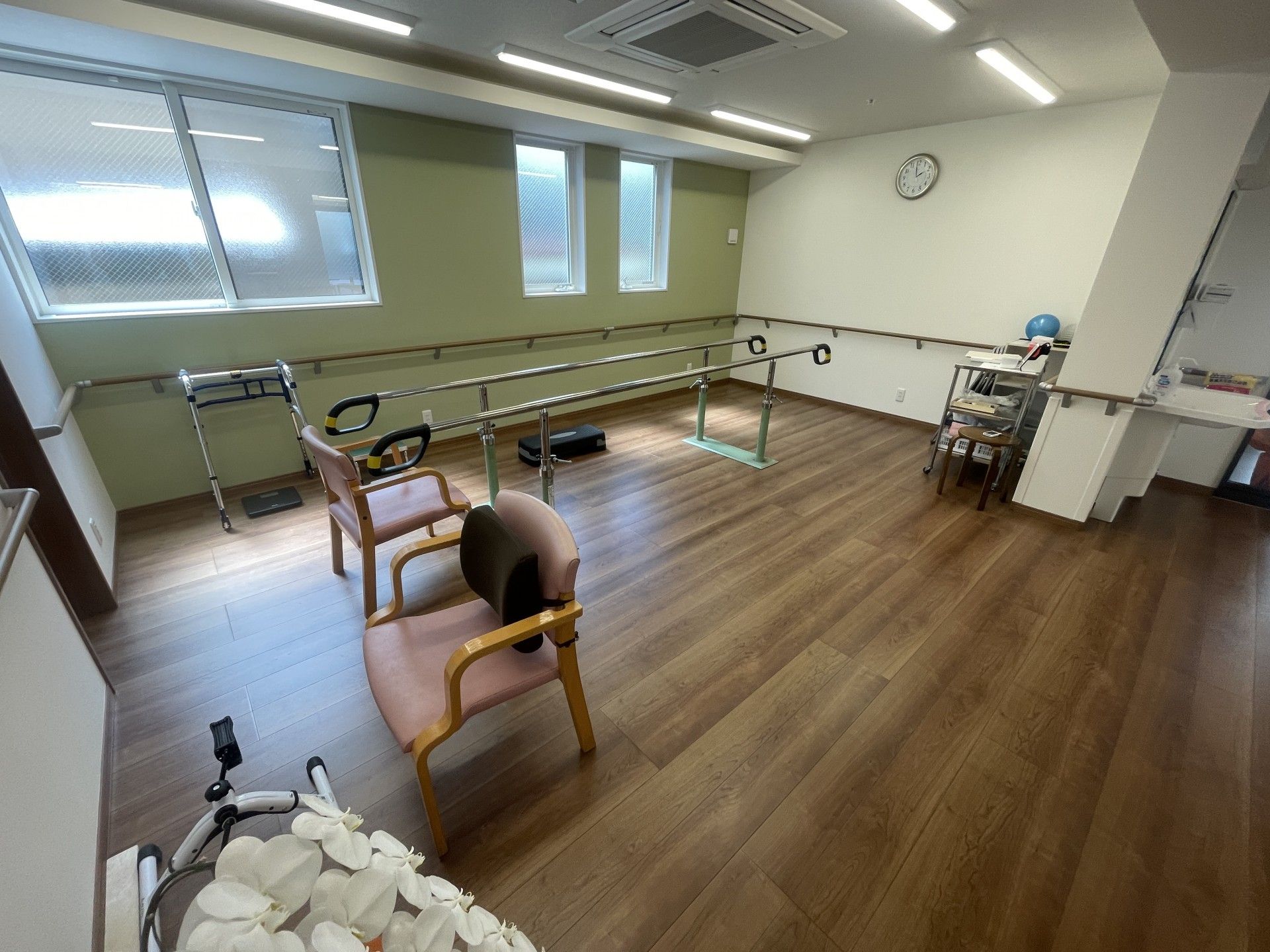 手すり付きのリハビリ室
