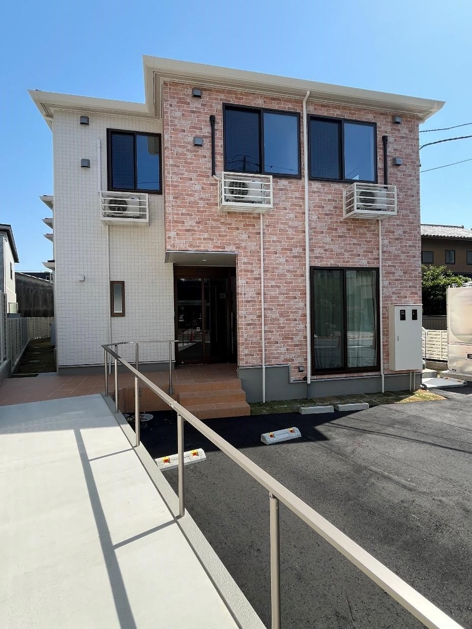 レンガ調の建物外観