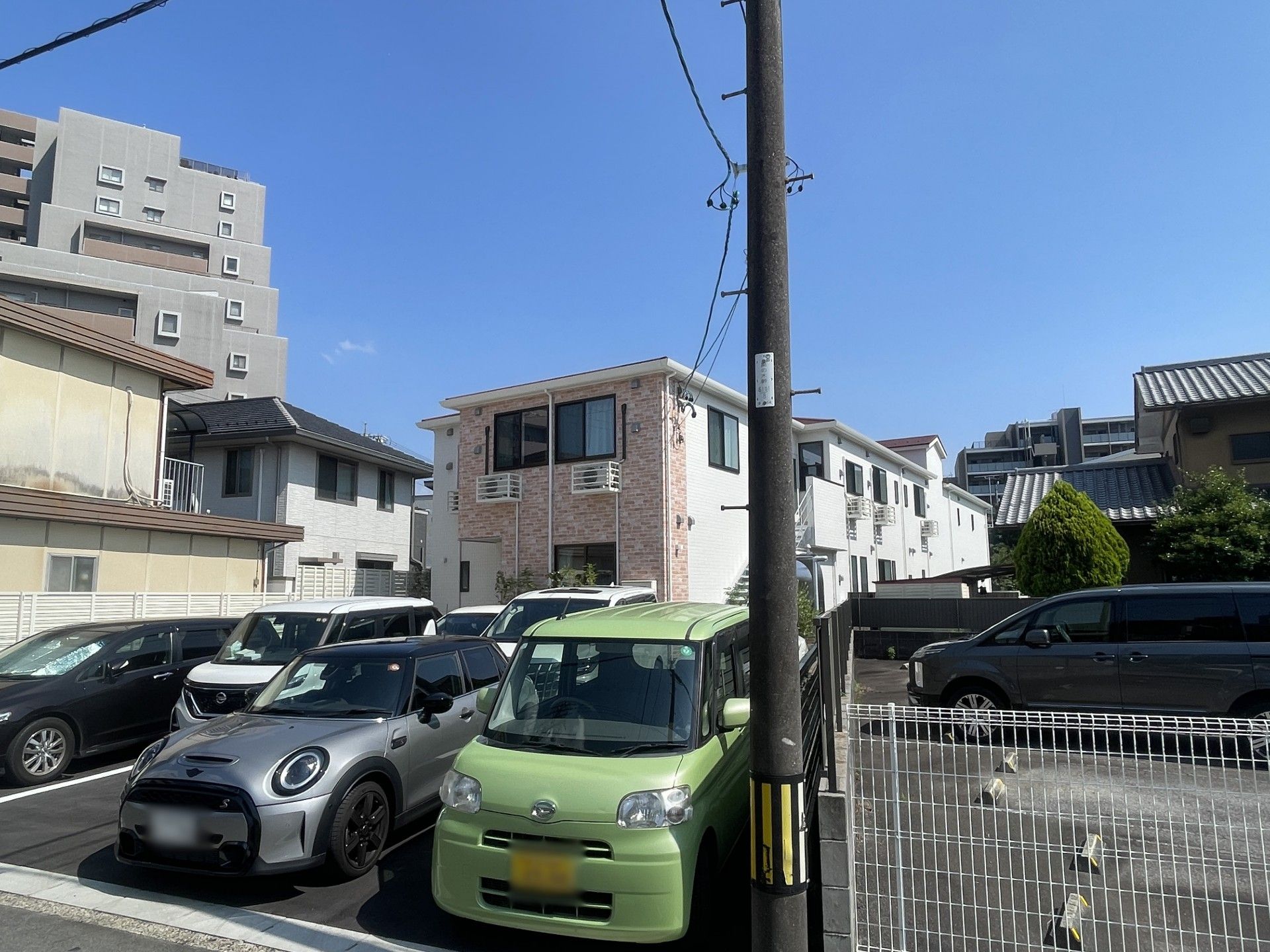 駐車場と建物の外観