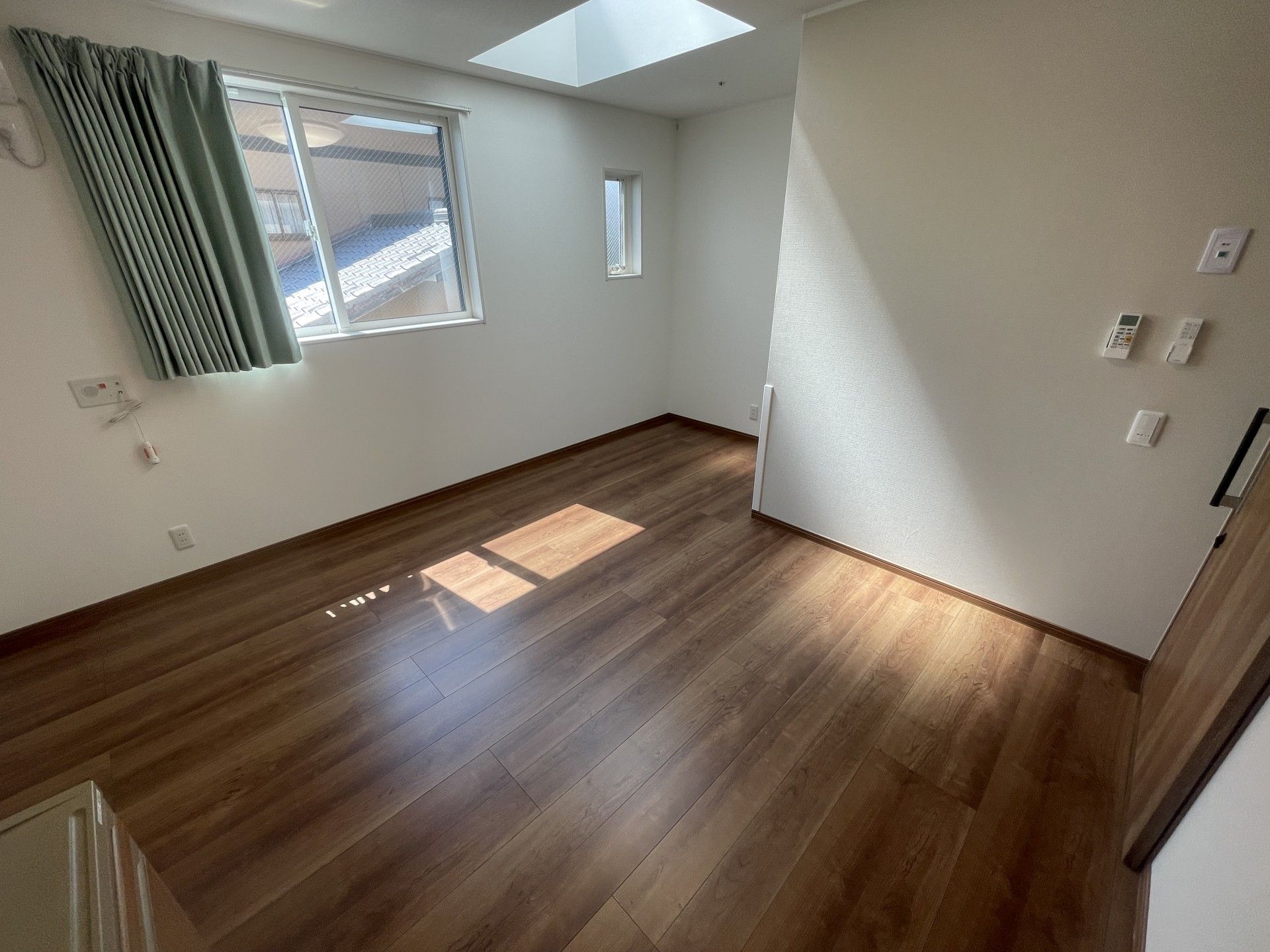 日差しが差し込む部屋