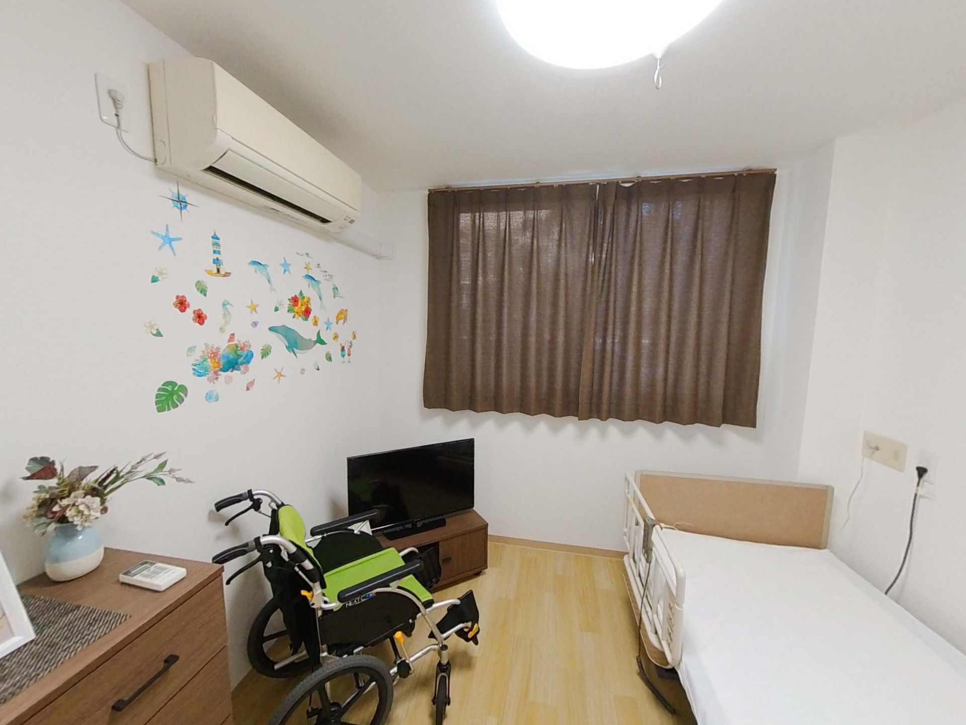 車椅子とベッドのある部屋