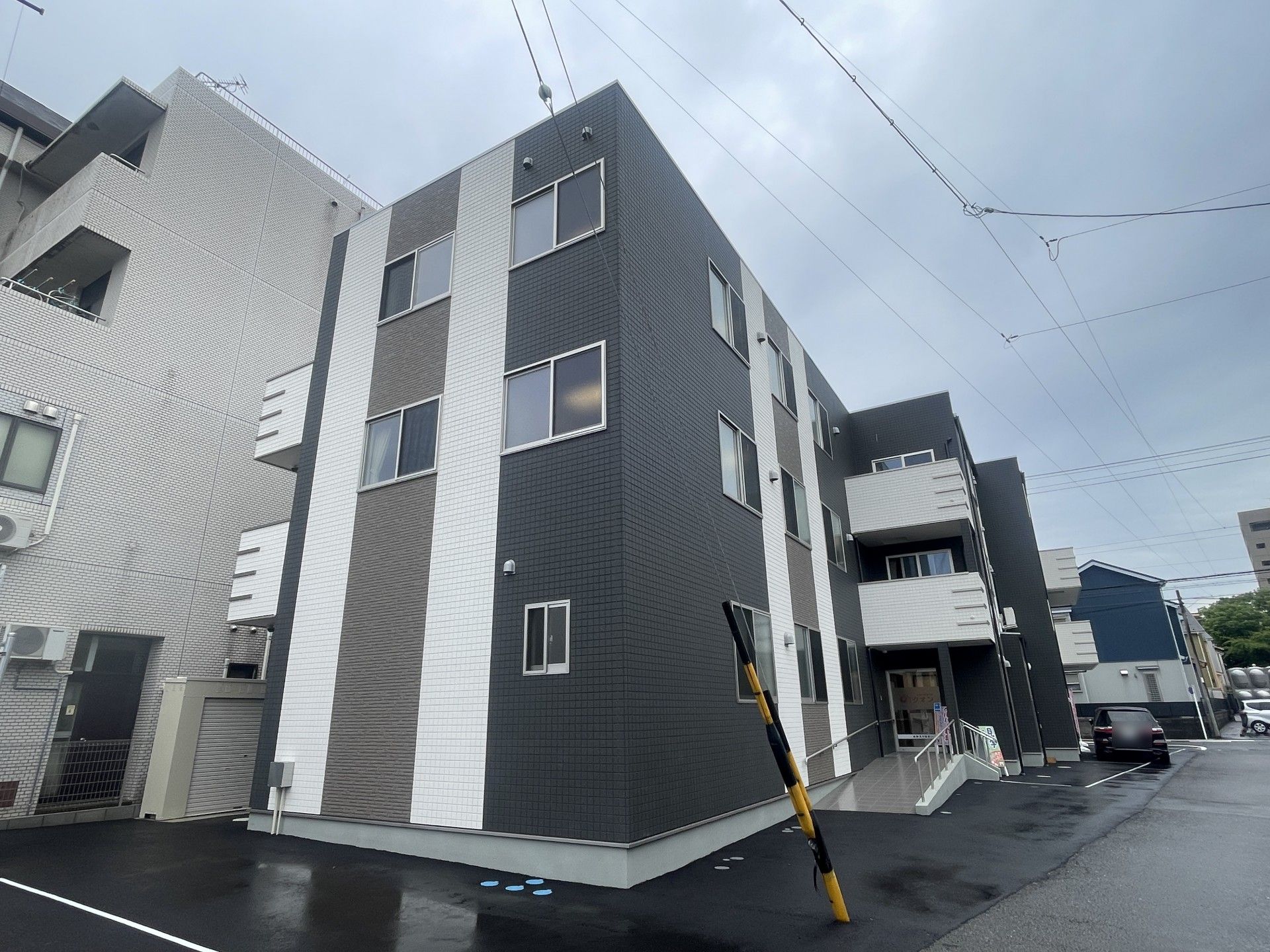 落ち着いた外観の建物