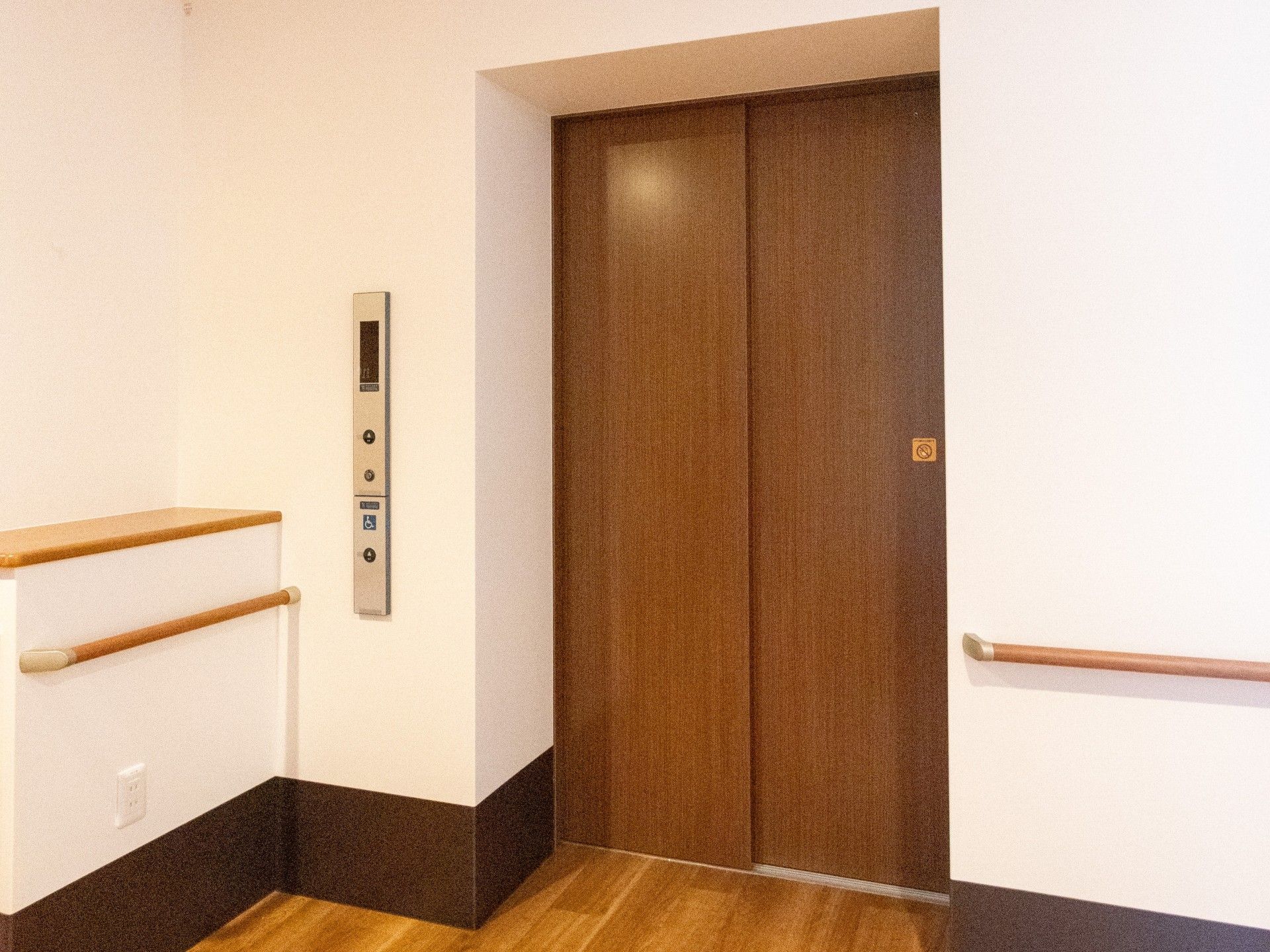 安全なエレベーター入口