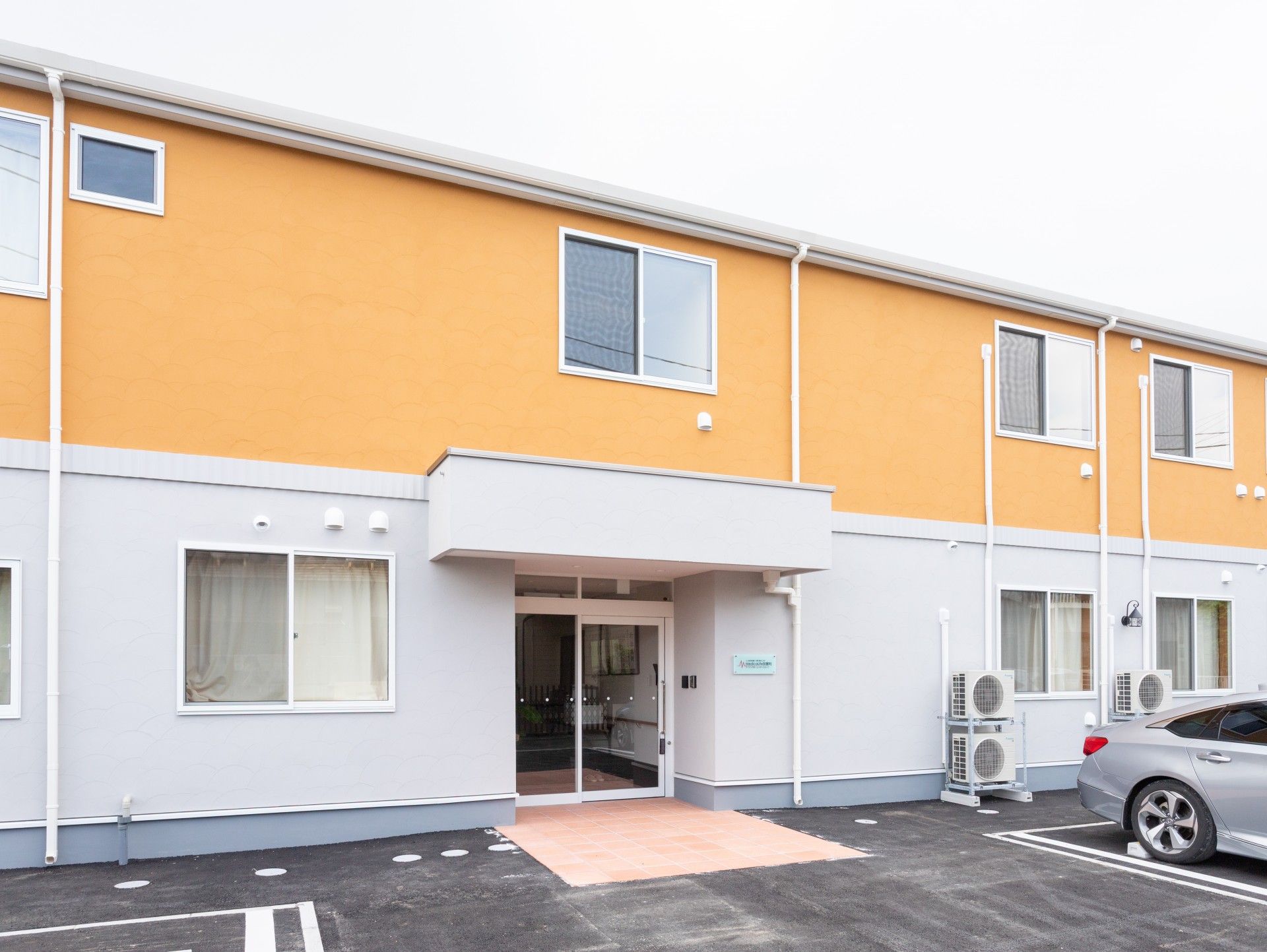 明るい外観の建物