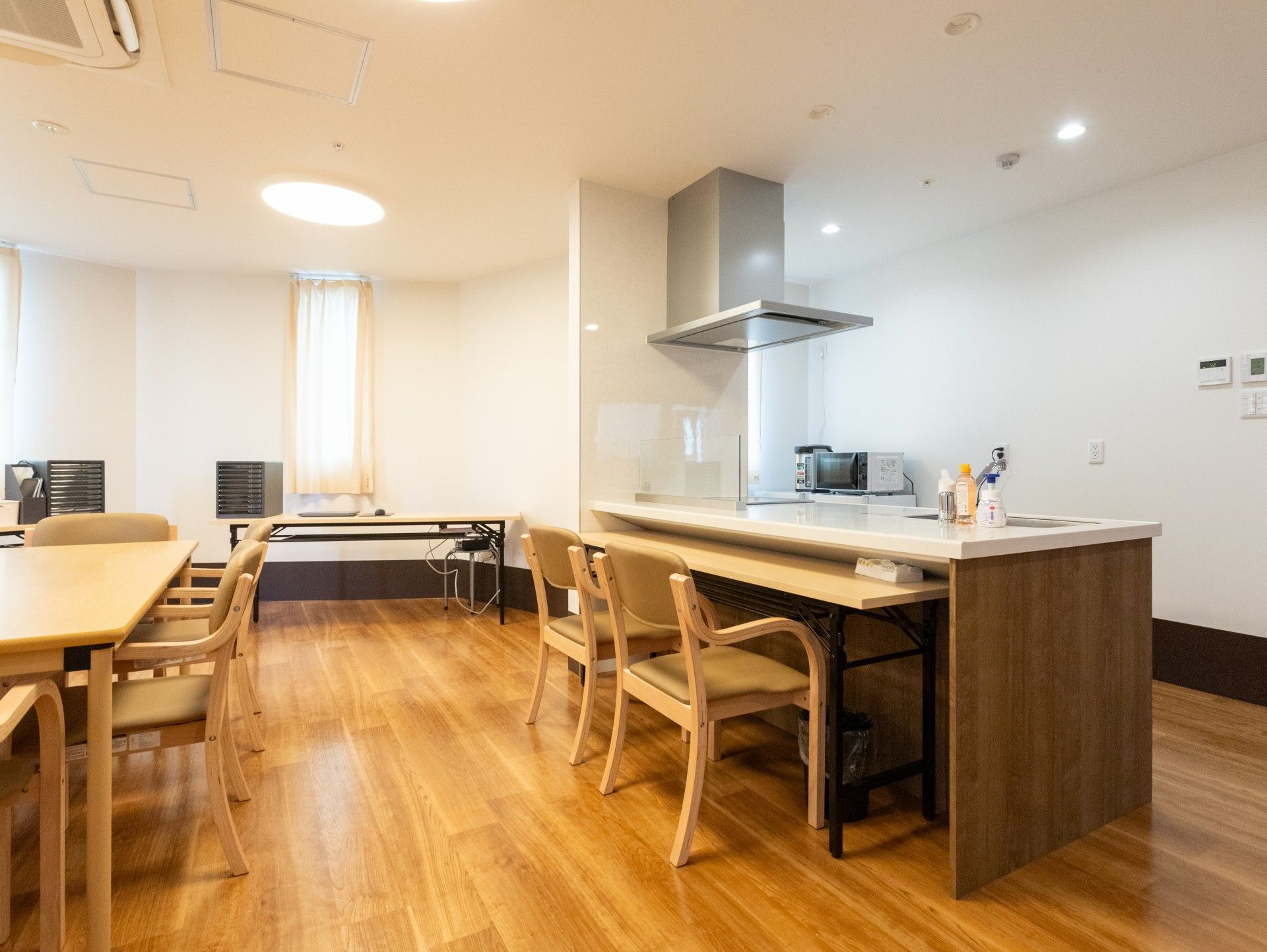 明るいキッチンとダイニング