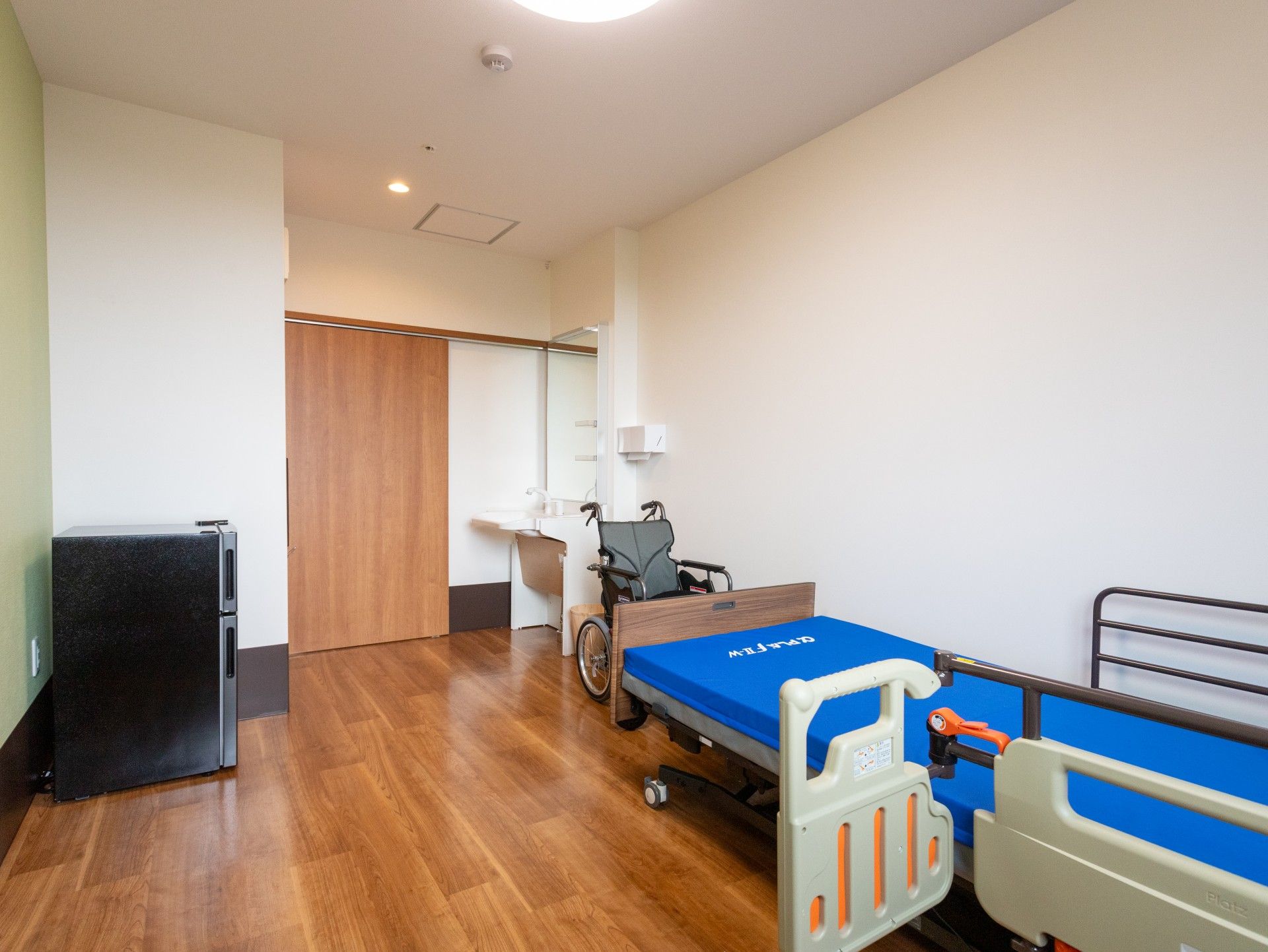 車椅子とベッドのある部屋
