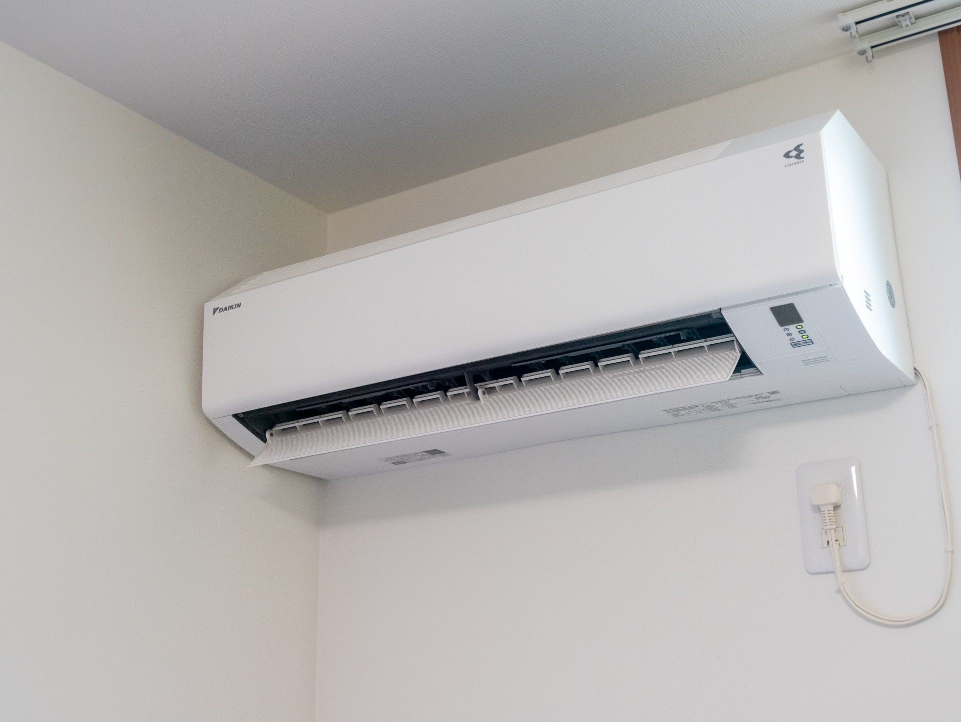壁に設置されたエアコン