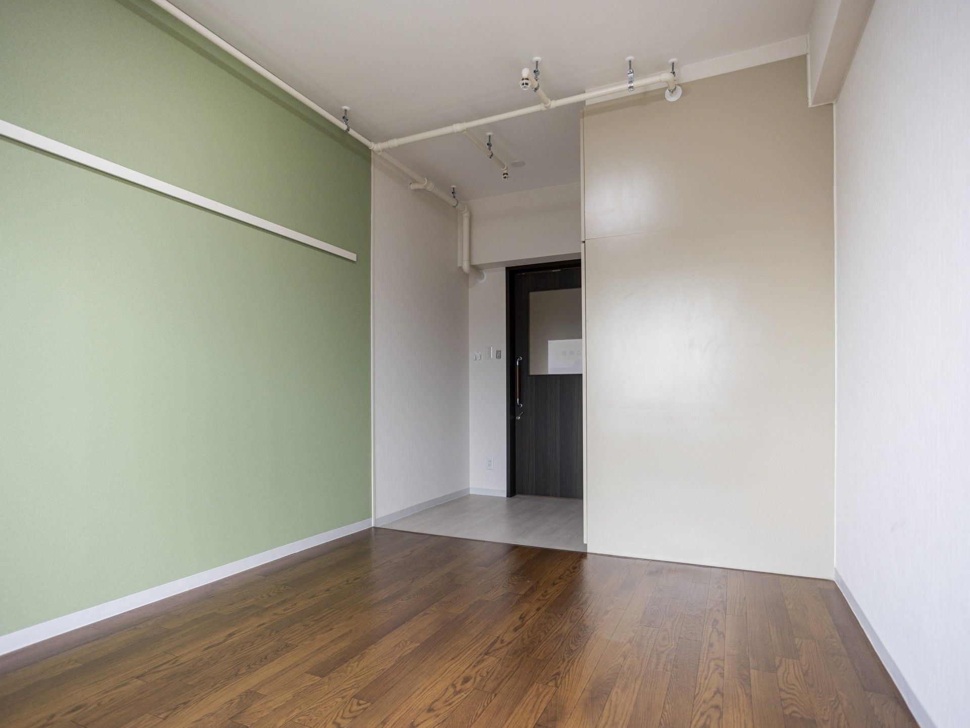 落ち着いた色合いの部屋