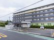 広い駐車場の建物外観
