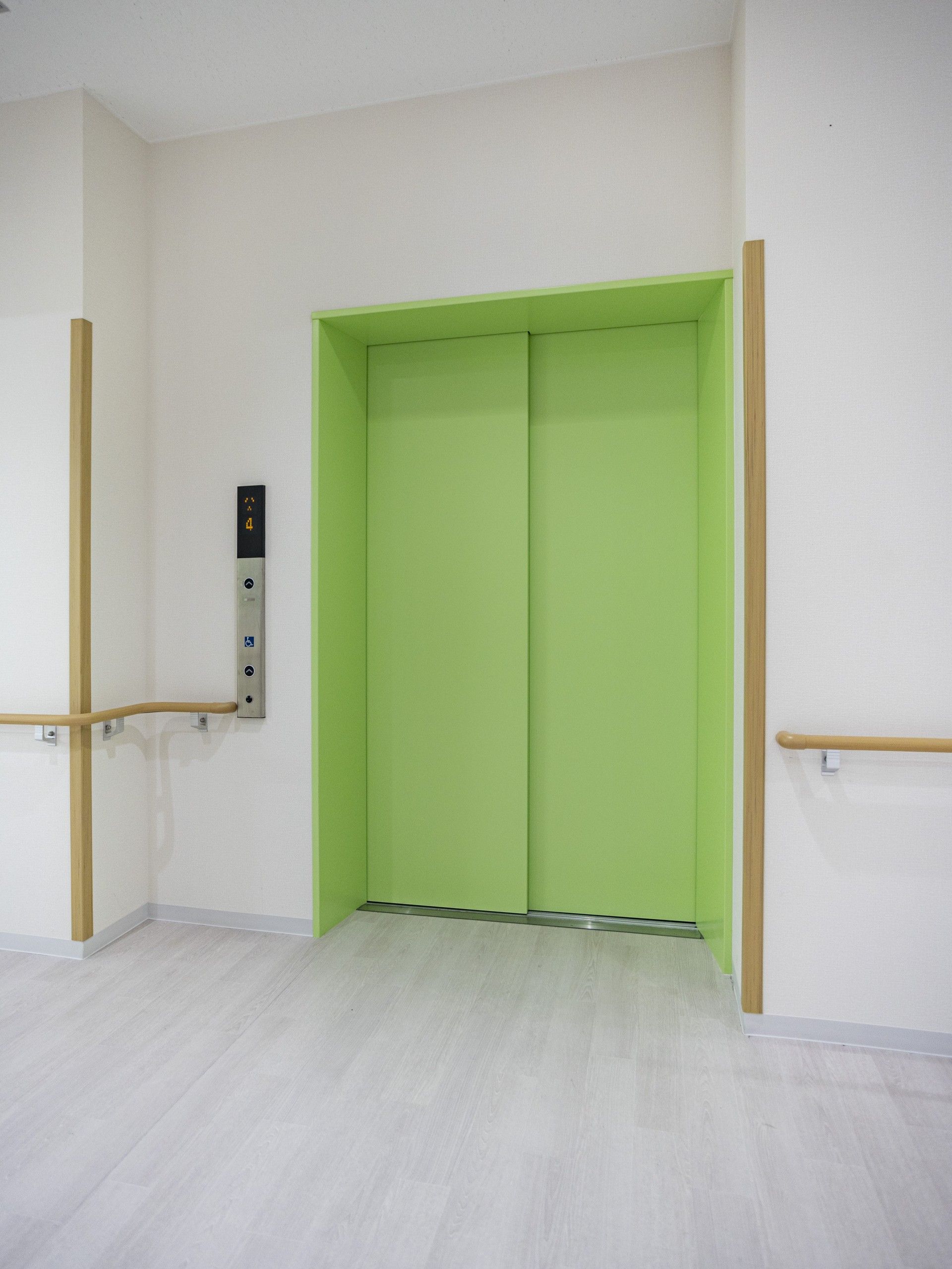 明るい緑色のエレベーター