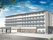 青空の下の建物外観