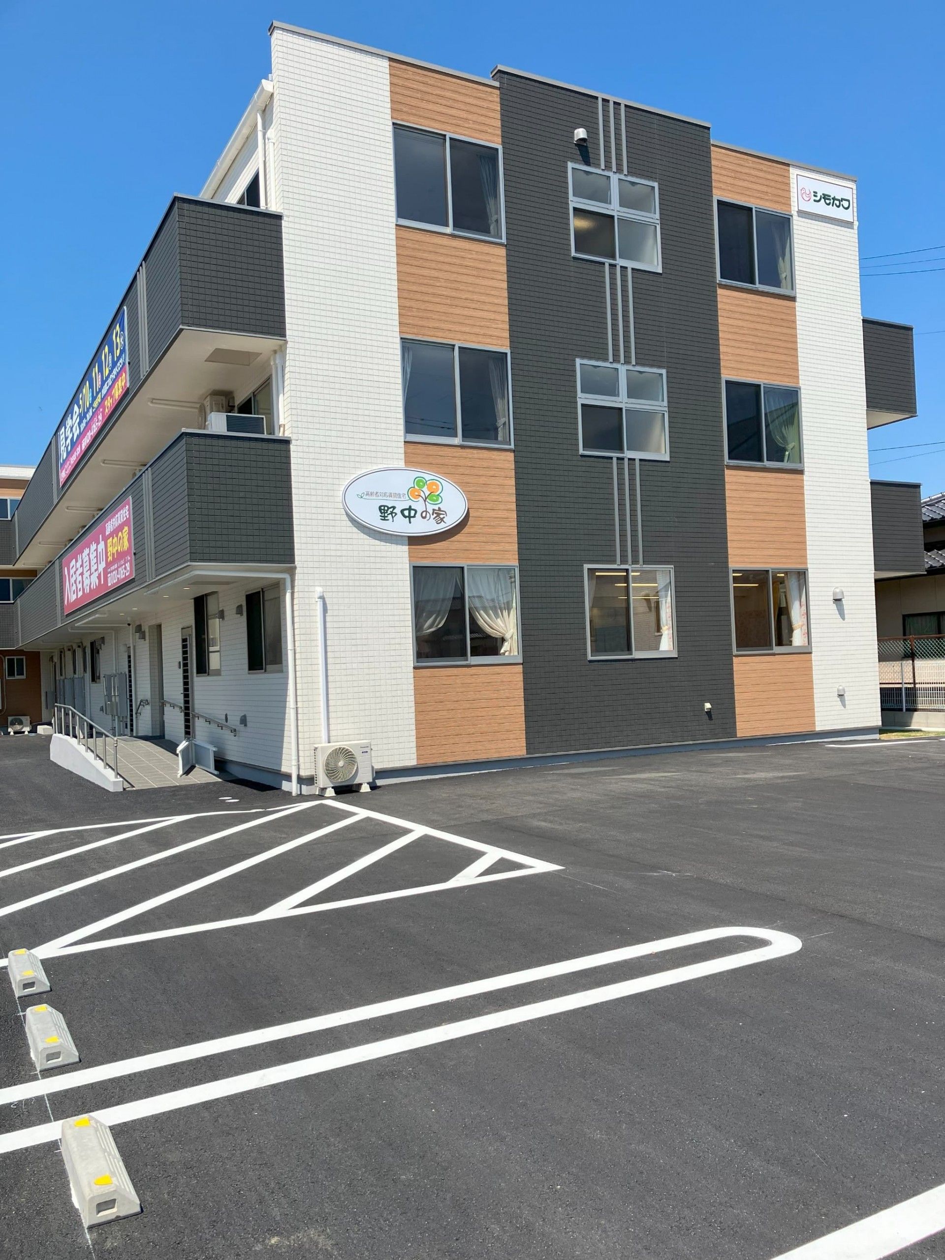 駐車場のある建物外観