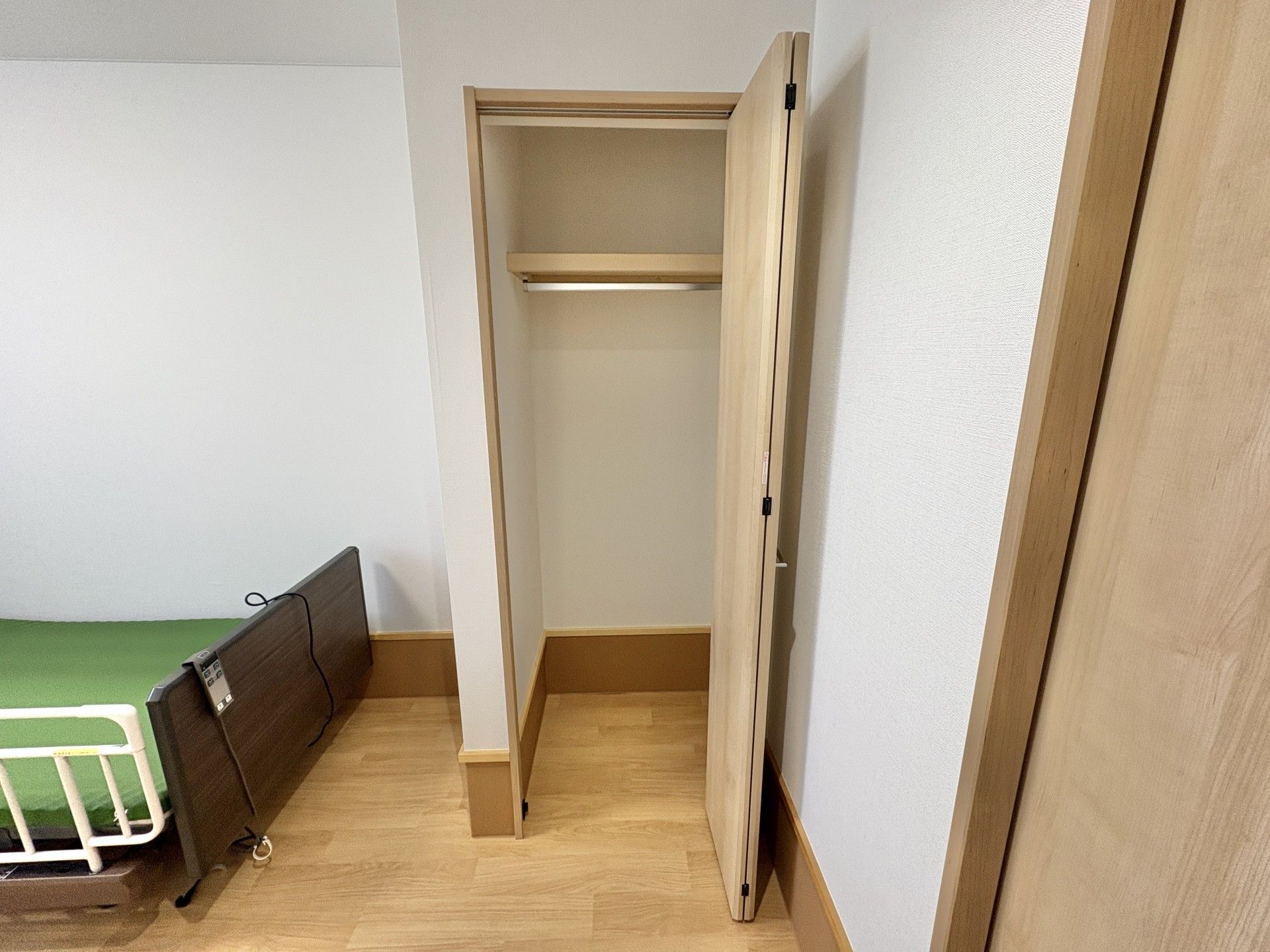 ベッドと収納のある部屋