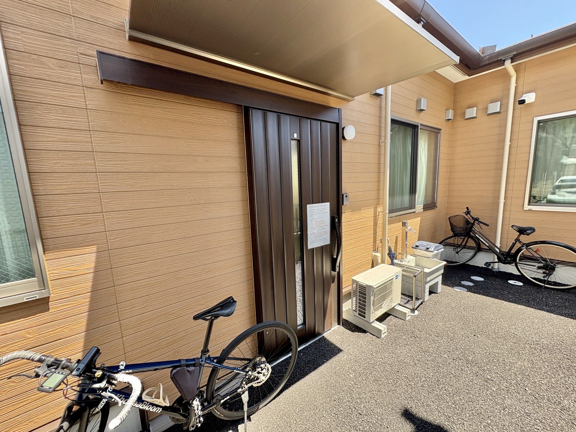 自転車置き場のある玄関