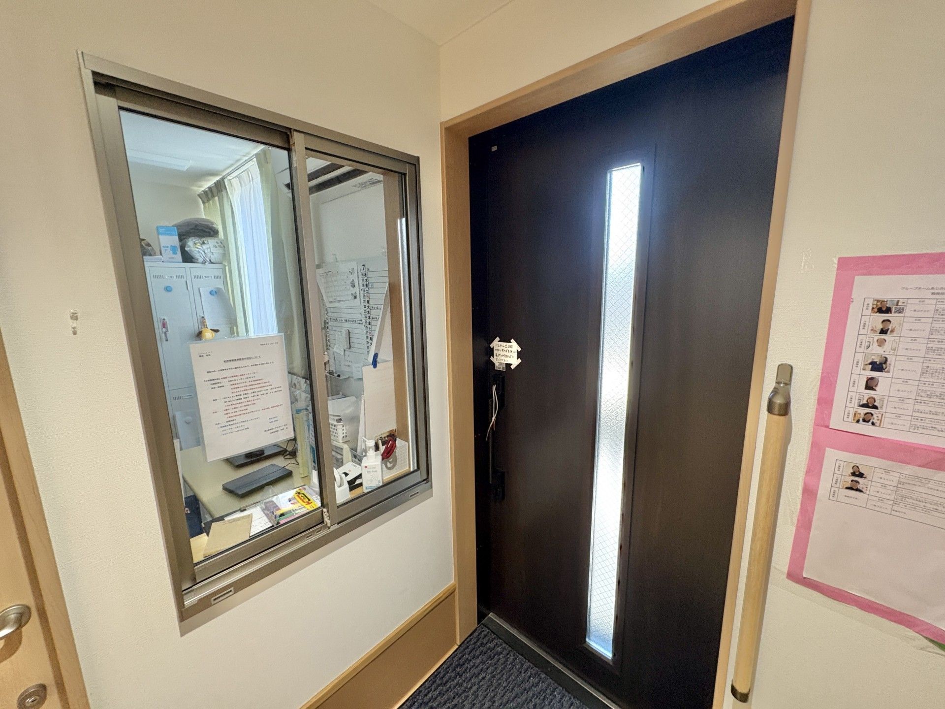 受付窓口と出入口