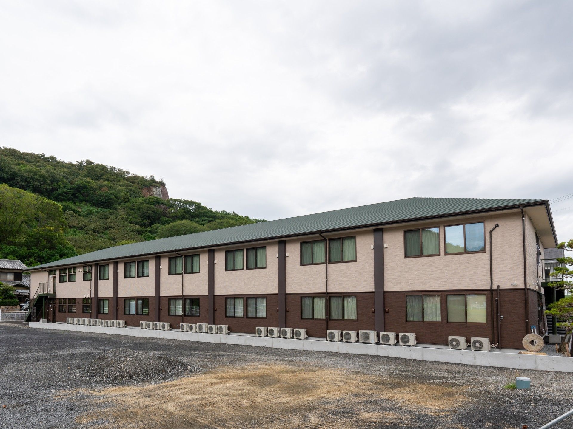 緑に囲まれた建物外観