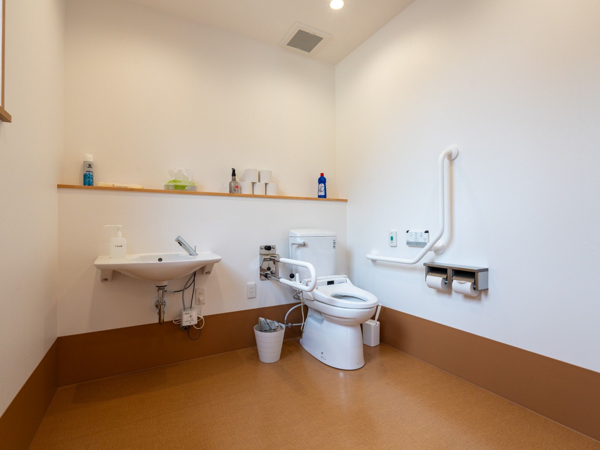 手すり付きのトイレ