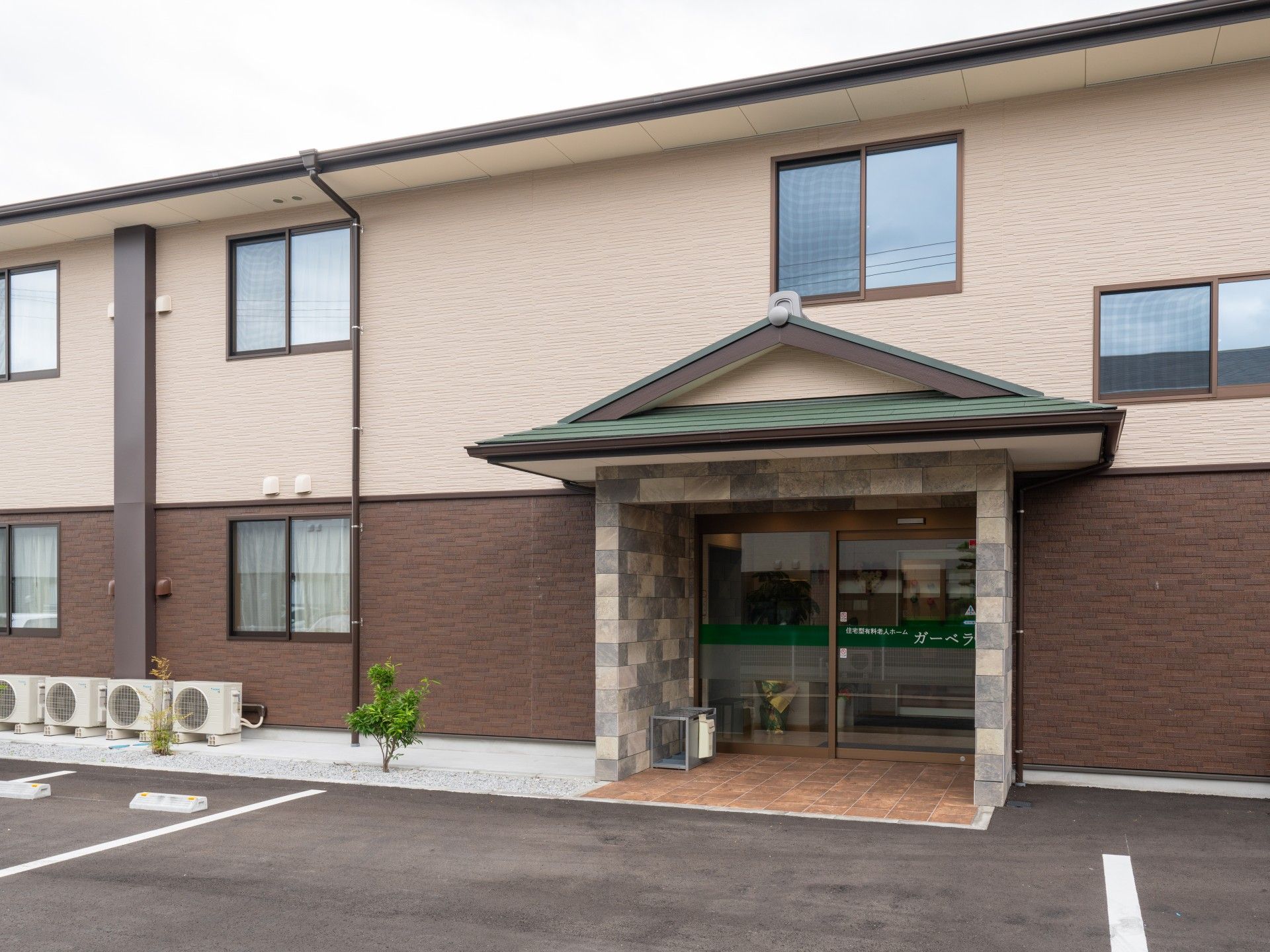 落ち着いた外観の建物