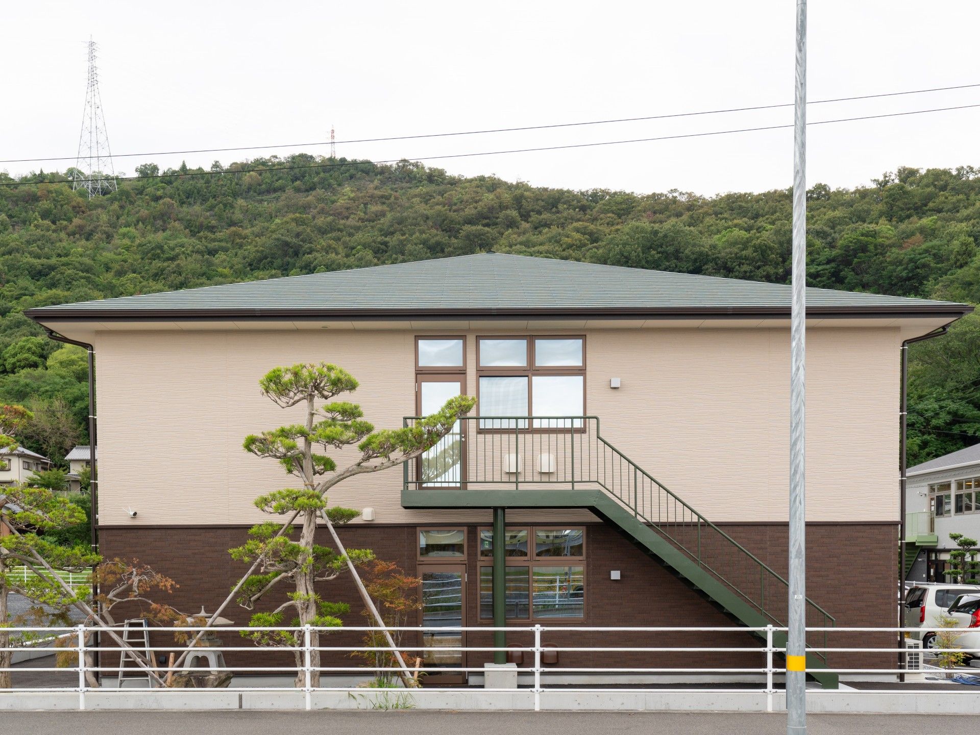 緑豊かな外観の建物