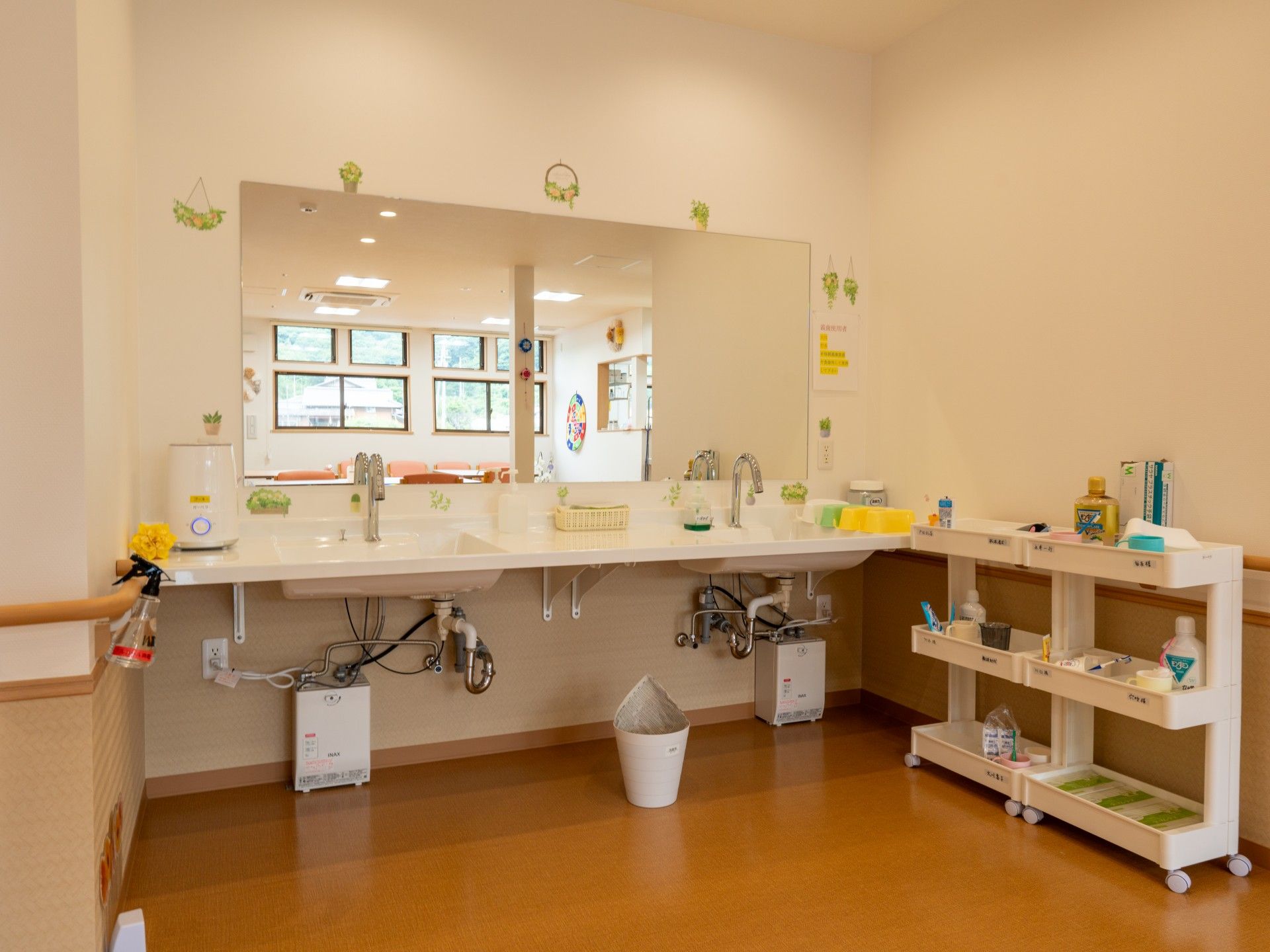 広い洗面台のある空間