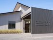 落ち着いた外観の建物