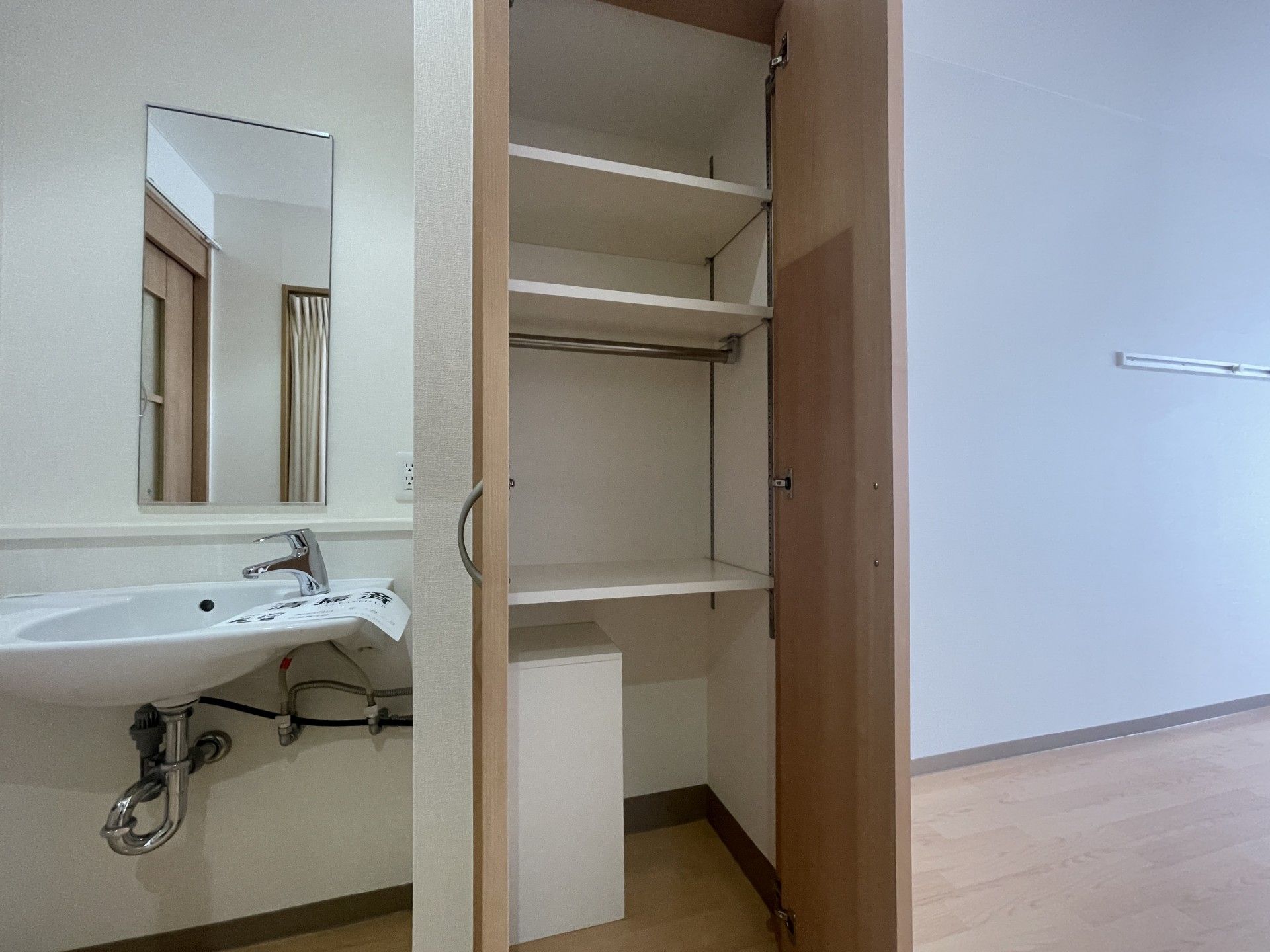 洗面台と収納棚の一角