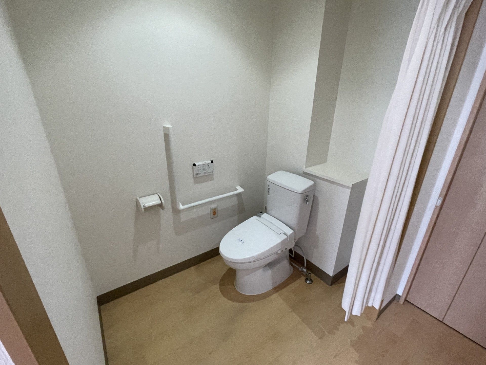 手すり付きのトイレ