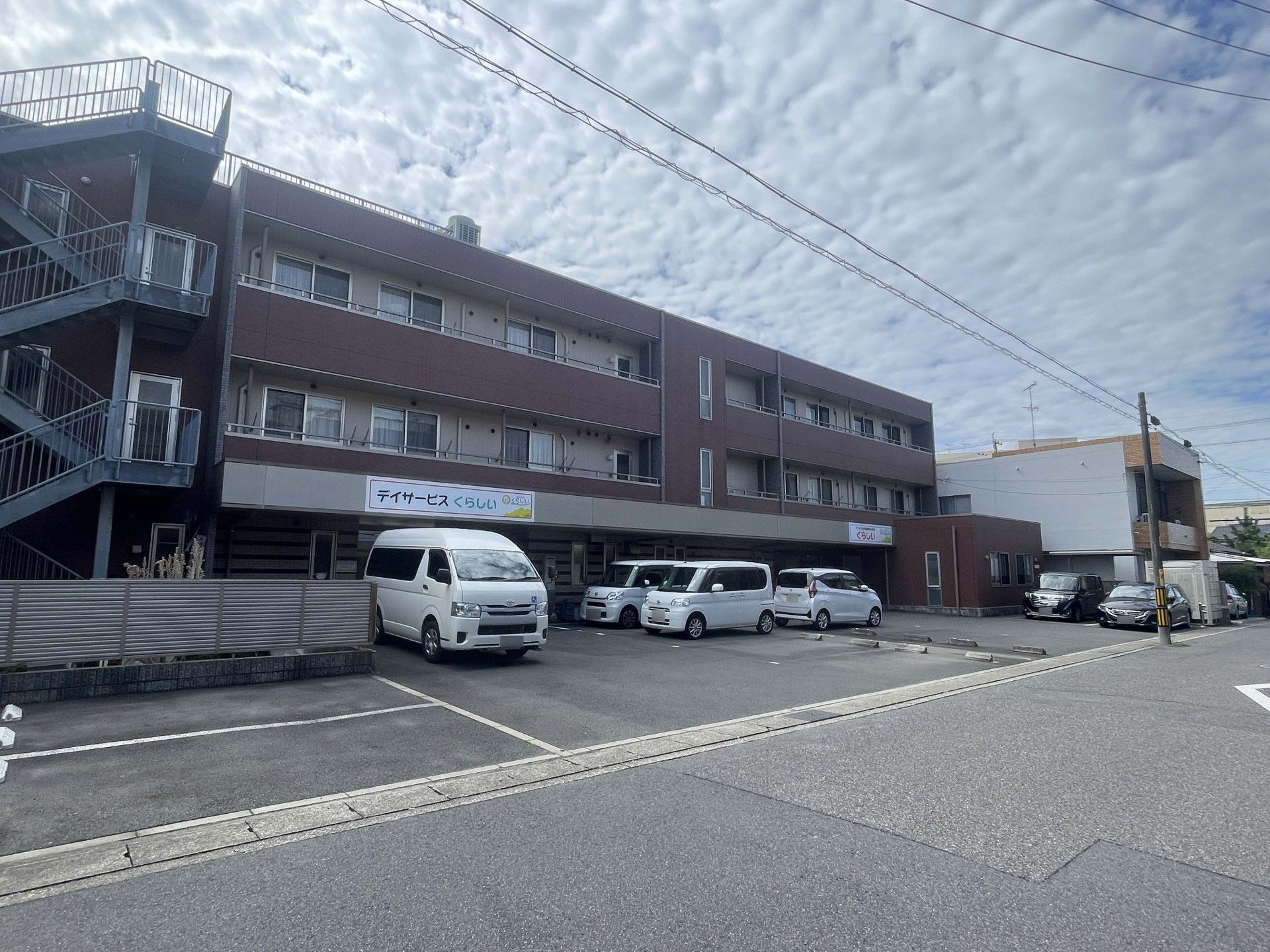 駐車場のある建物外観