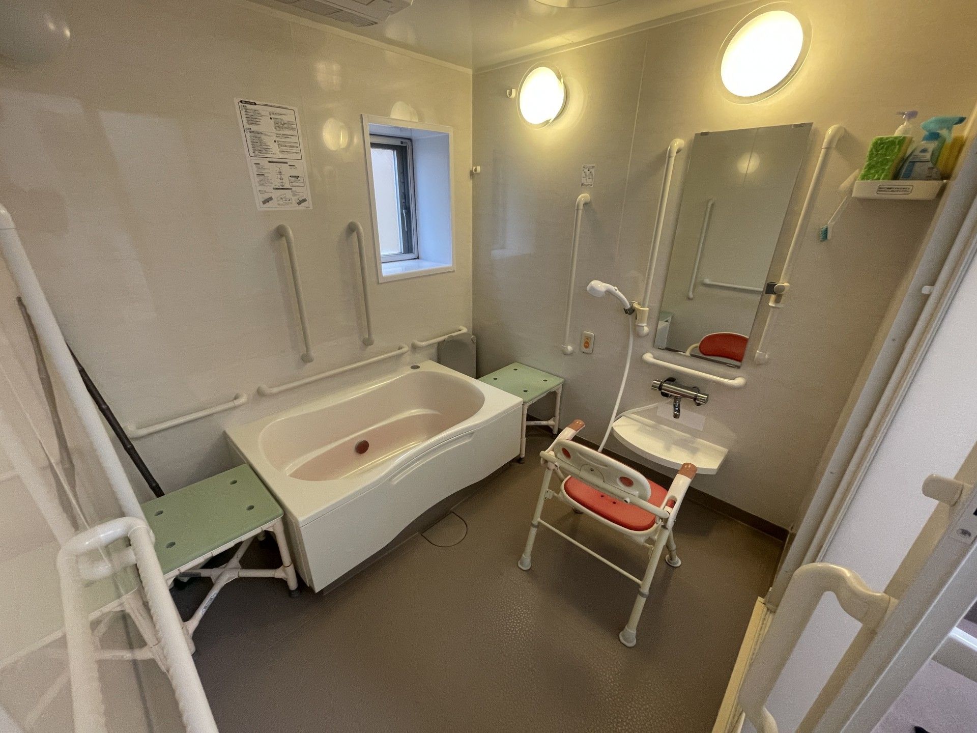 手すり付きの浴室