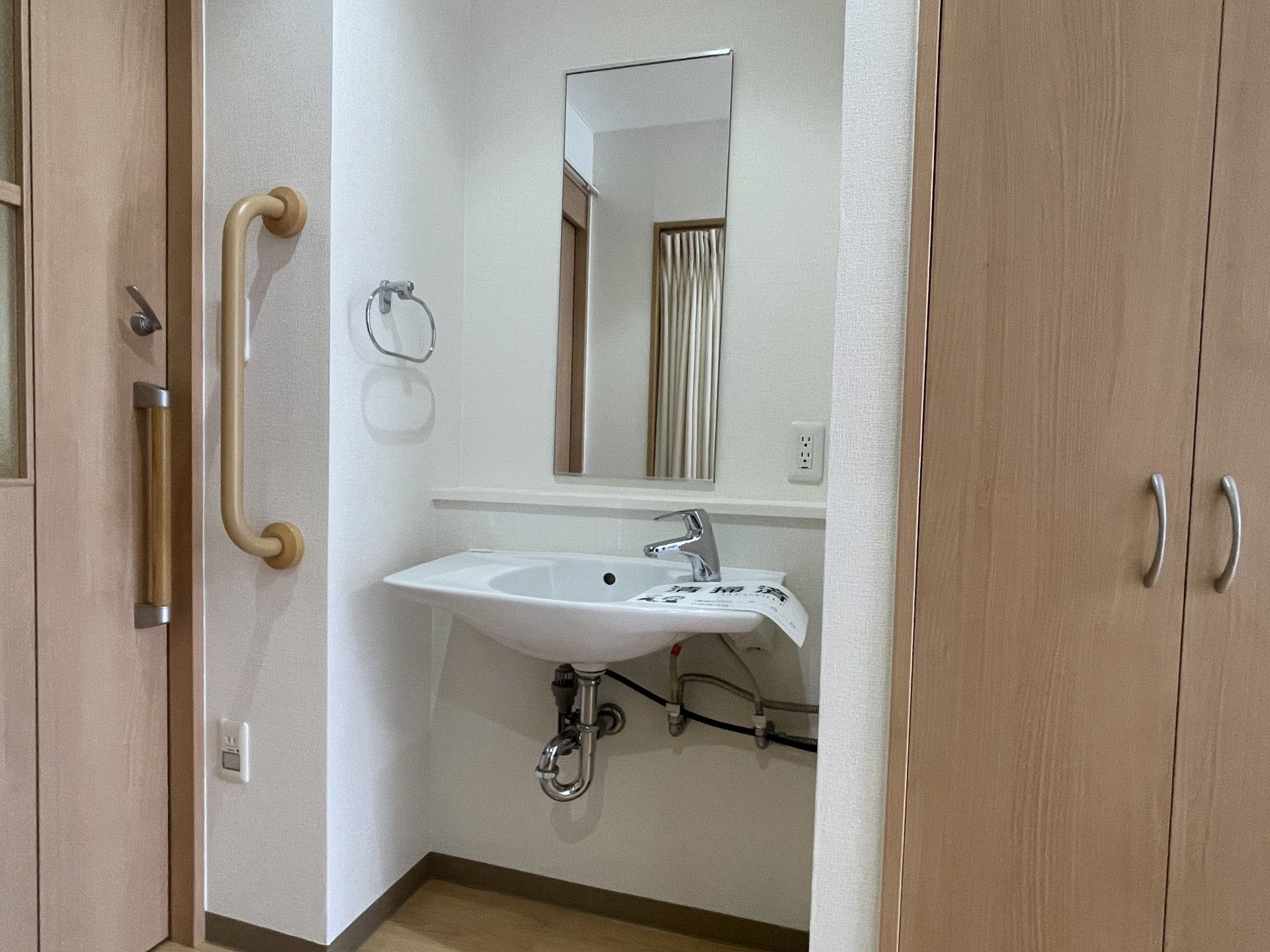 手洗い場と手すりのある空間