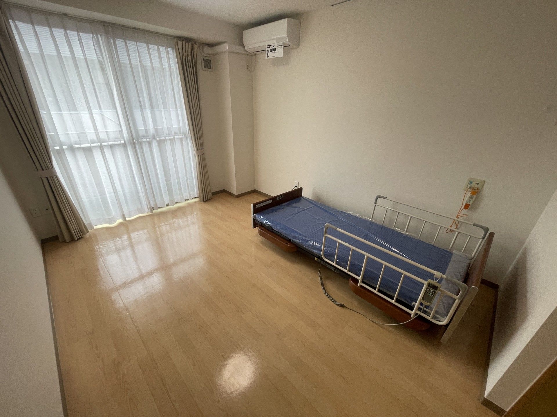 窓際のベッドルーム