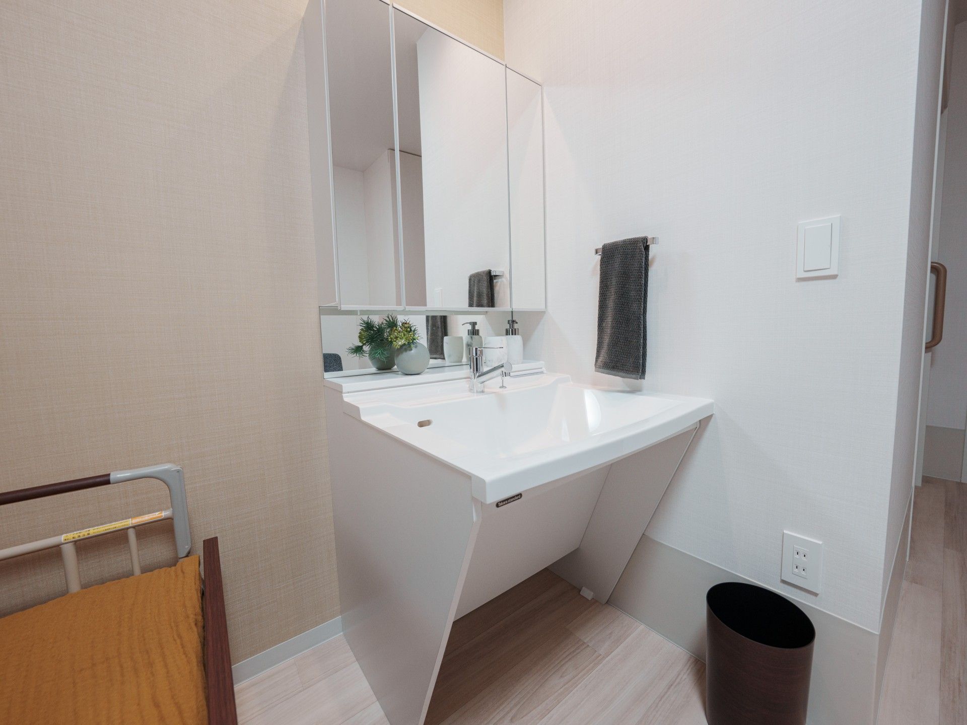 洗面台とベッドの一角