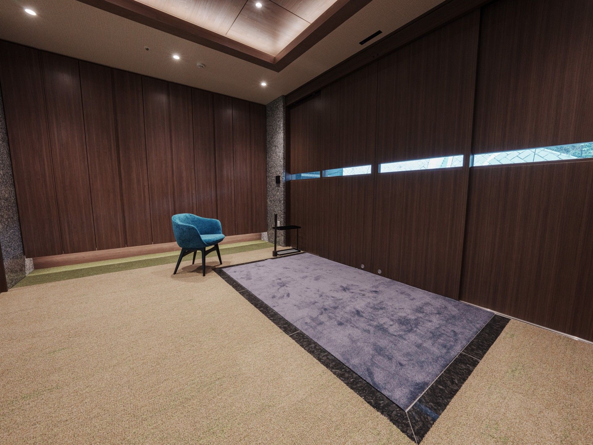 落ち着いた椅子のある空間